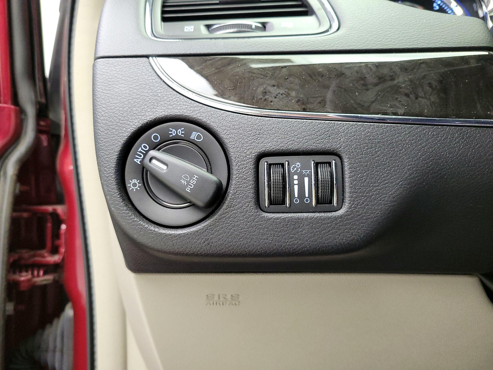 Thumbnail: 2015 Chrysler Town & Country - 13