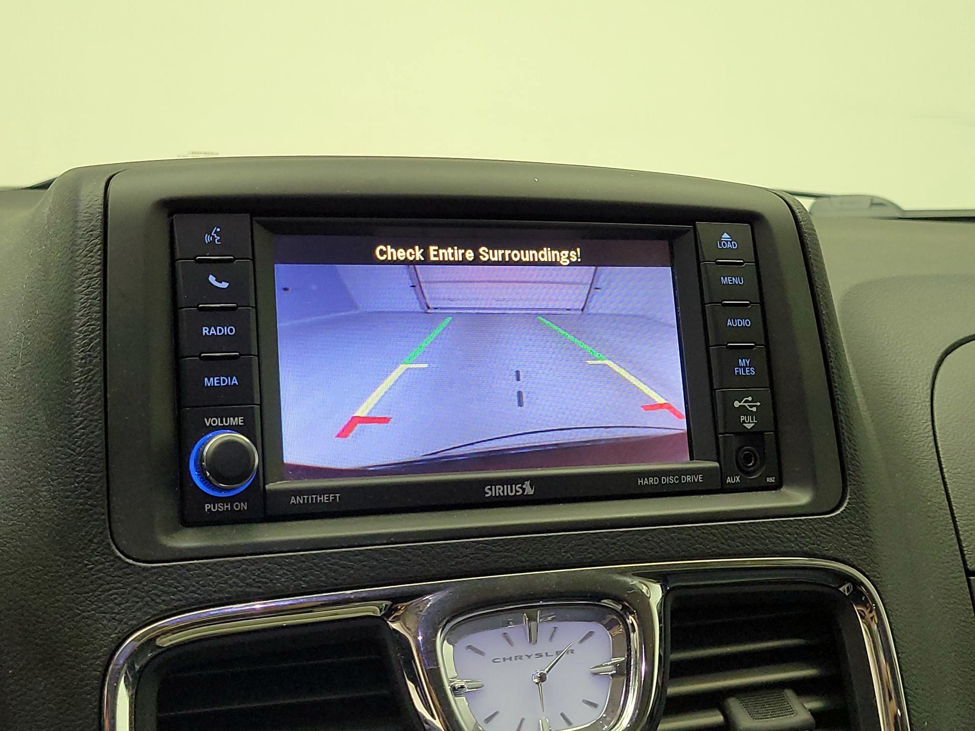 Thumbnail: 2015 Chrysler Town & Country - 14