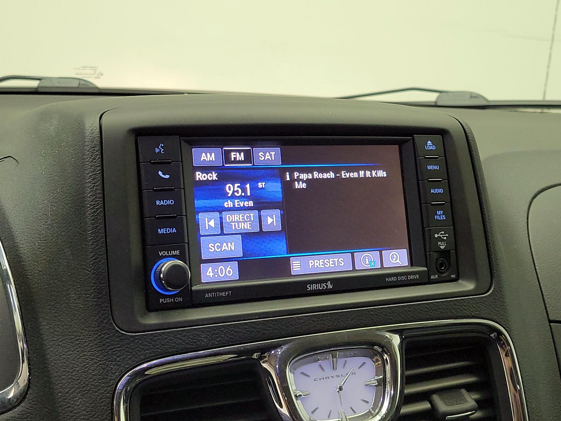 Thumbnail: 2015 Chrysler Town & Country - 15