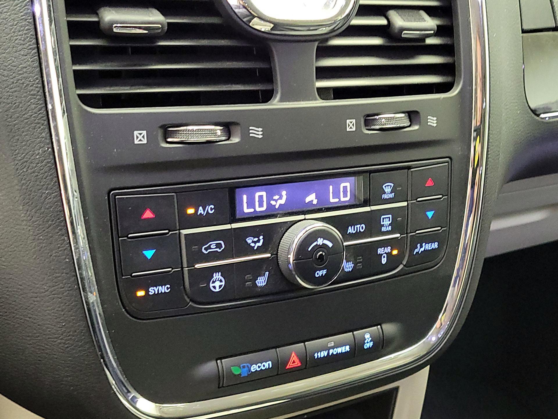 Thumbnail: 2015 Chrysler Town & Country - 16