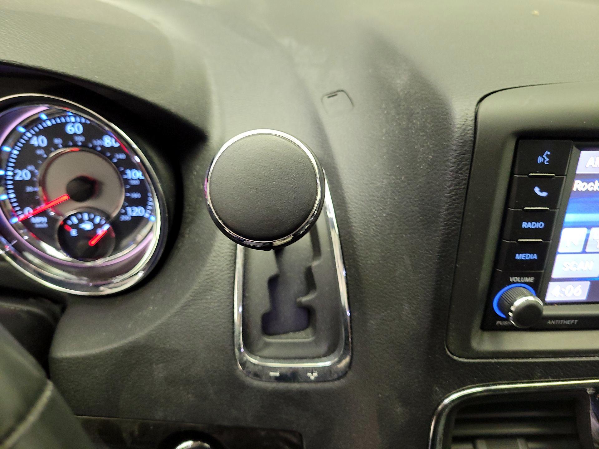 Thumbnail: 2015 Chrysler Town & Country - 17