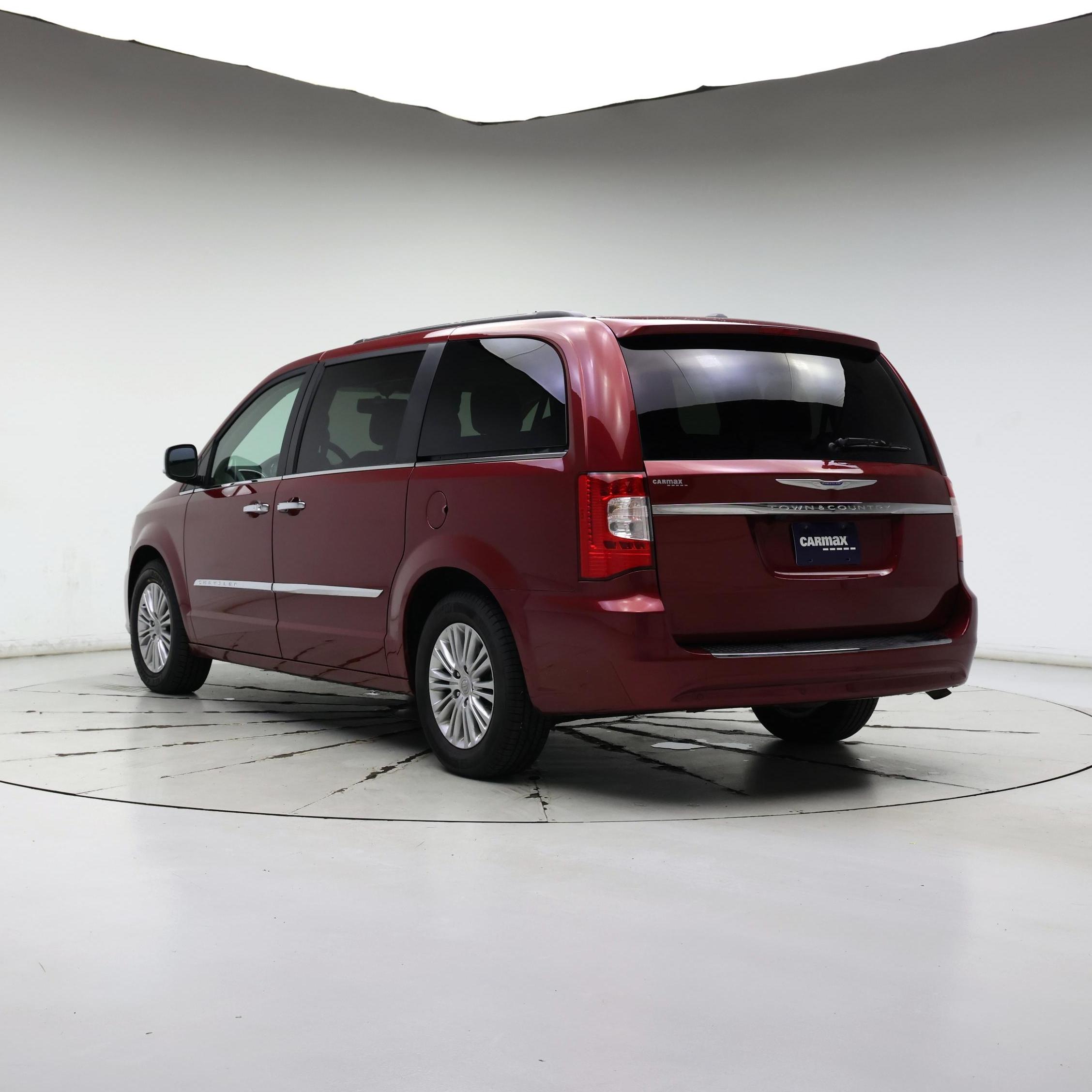Thumbnail: 2015 Chrysler Town & Country - 2