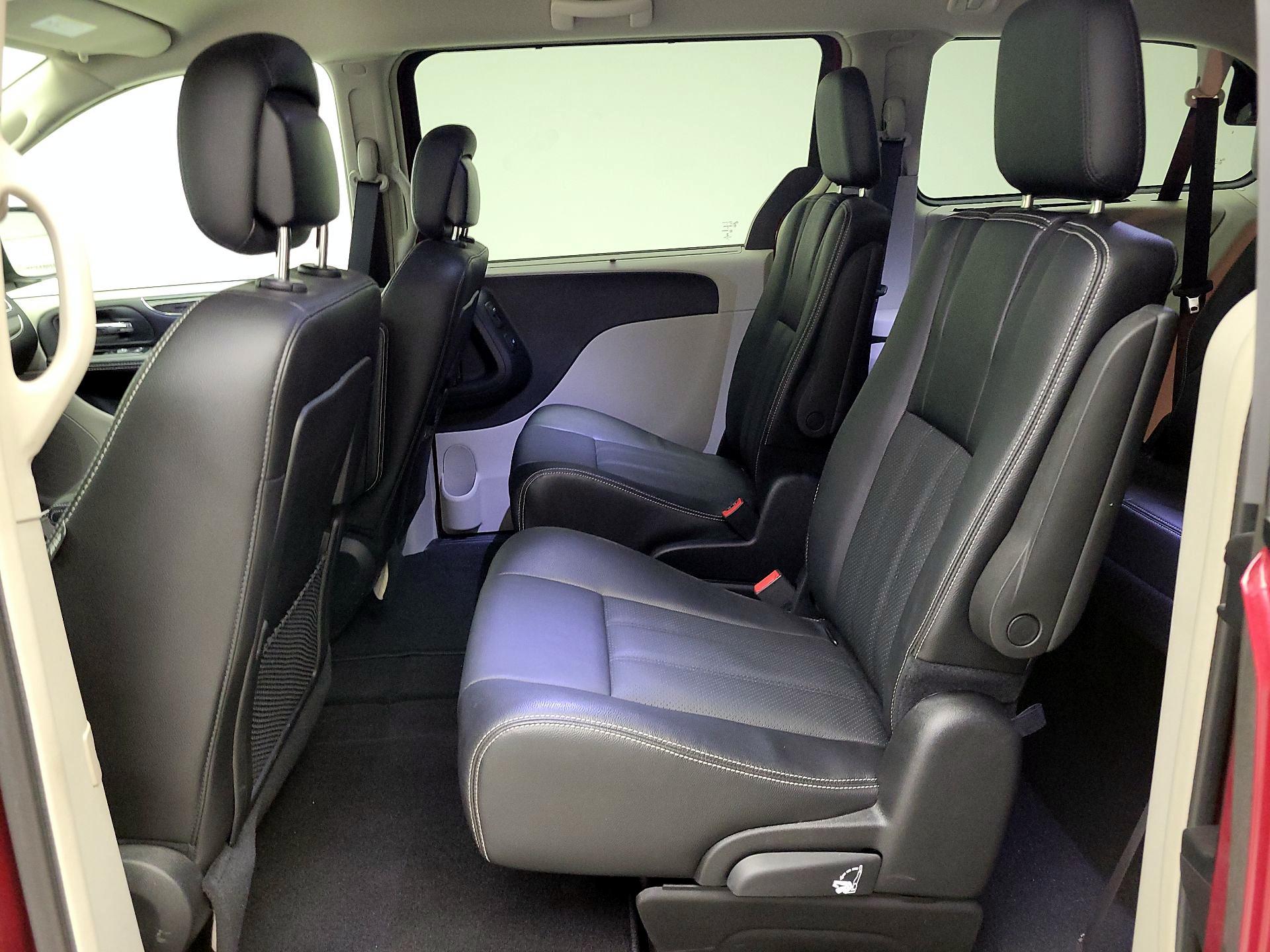 Thumbnail: 2015 Chrysler Town & Country - 19