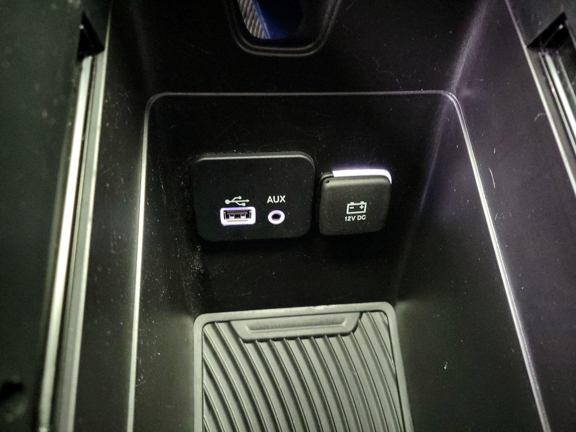 Thumbnail: 2015 Chrysler 200 - 19