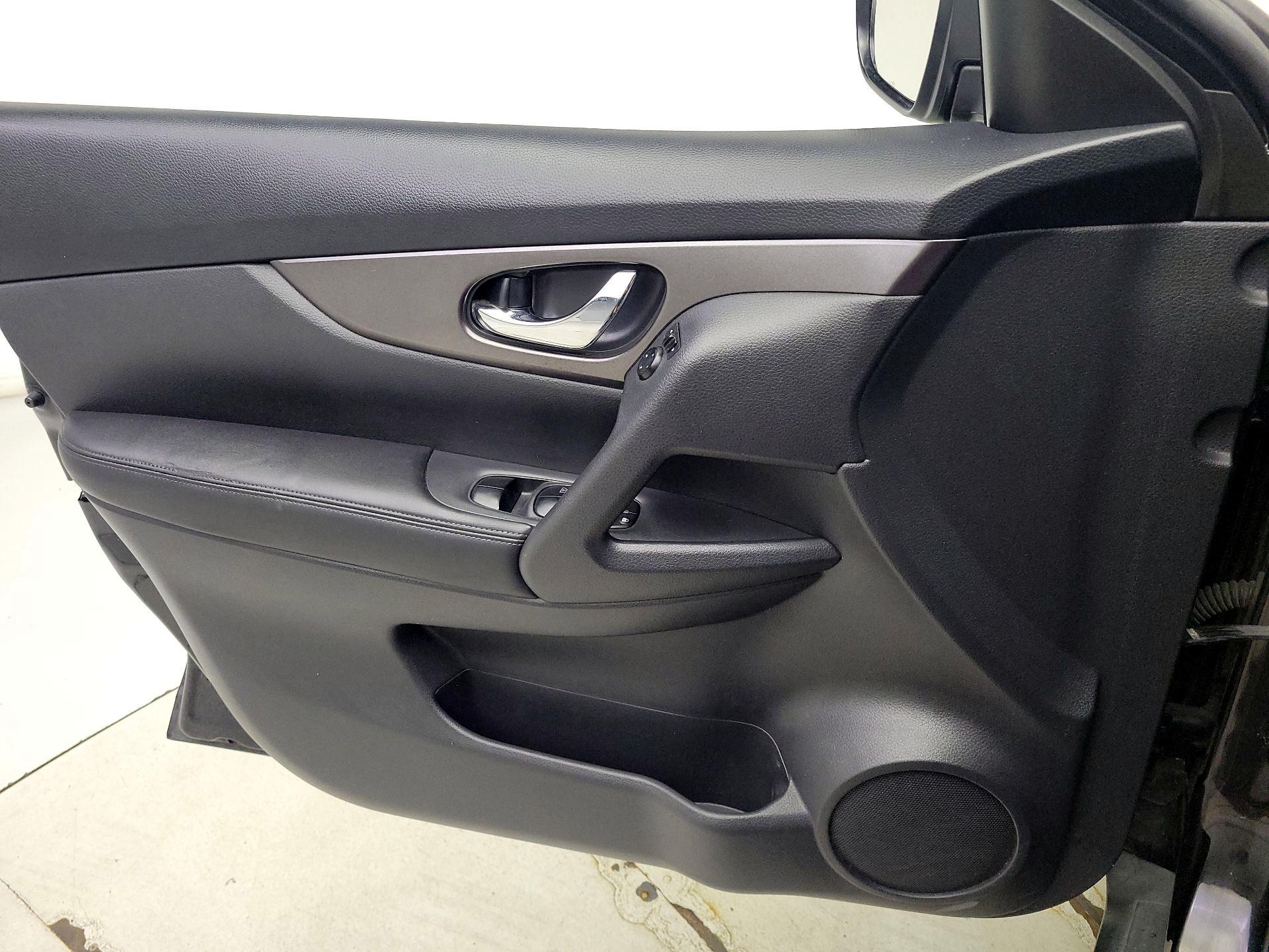 Thumbnail: 2016 Nissan Rogue - 12