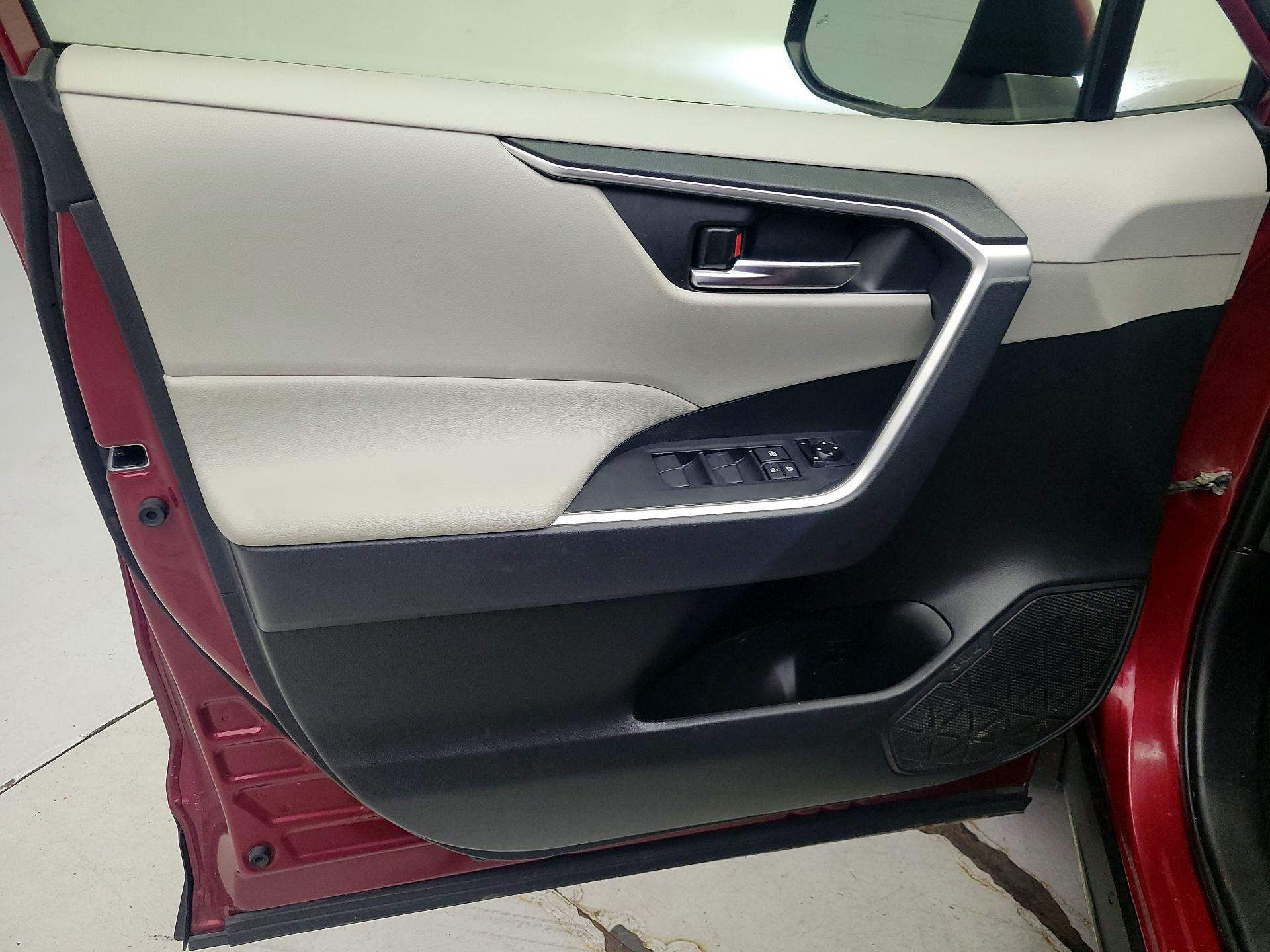Thumbnail: 2019 Toyota RAV4 - 12