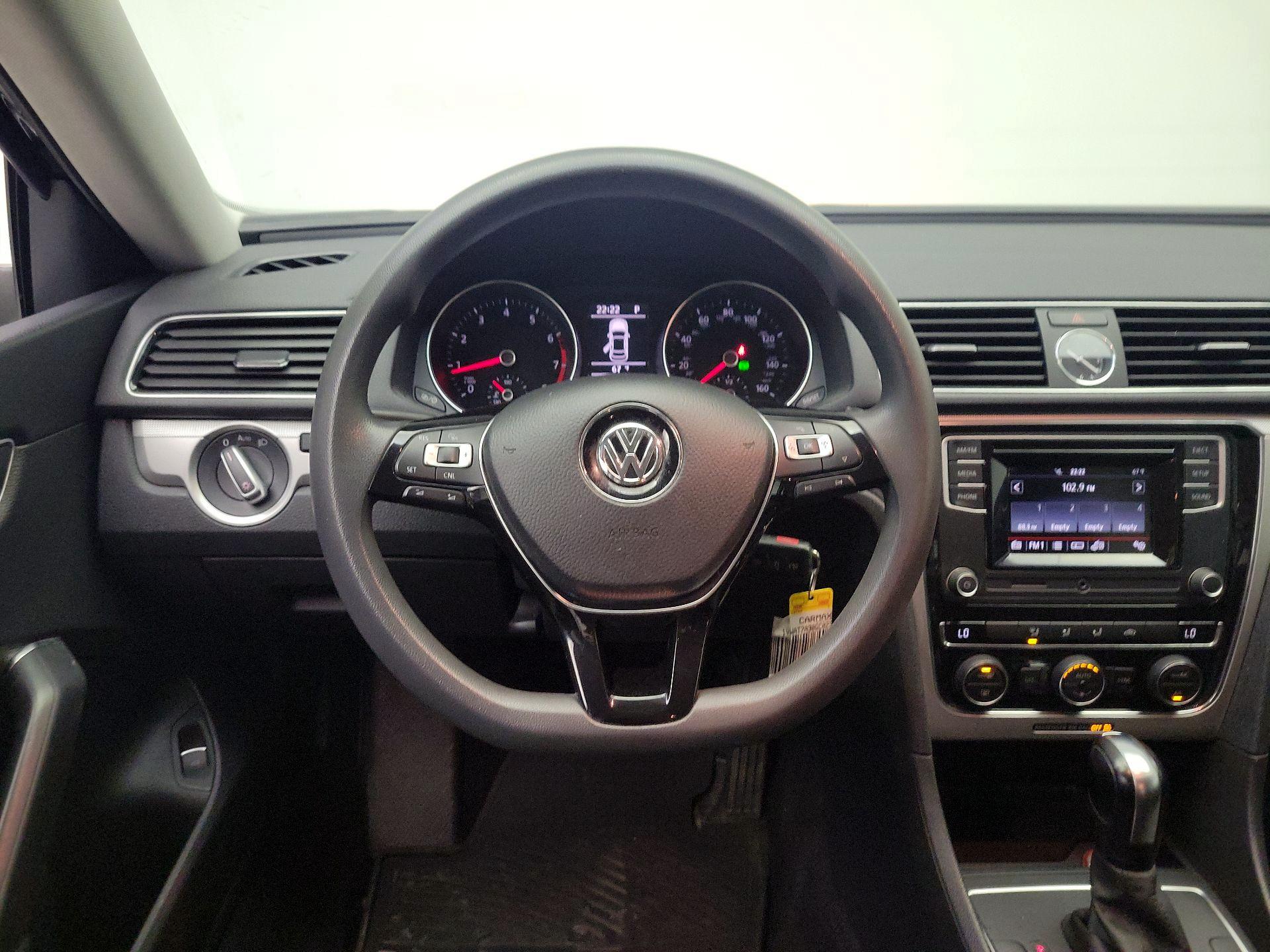 Thumbnail: 2016 Volkswagen Passat - 10