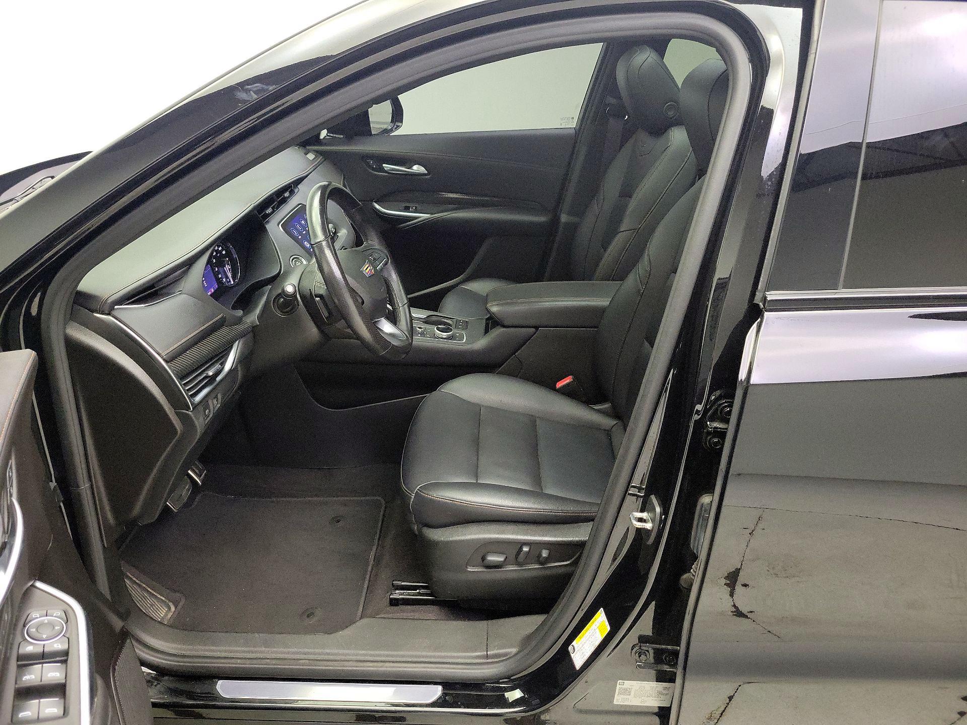 Thumbnail: 2022 Cadillac XT4 - 11
