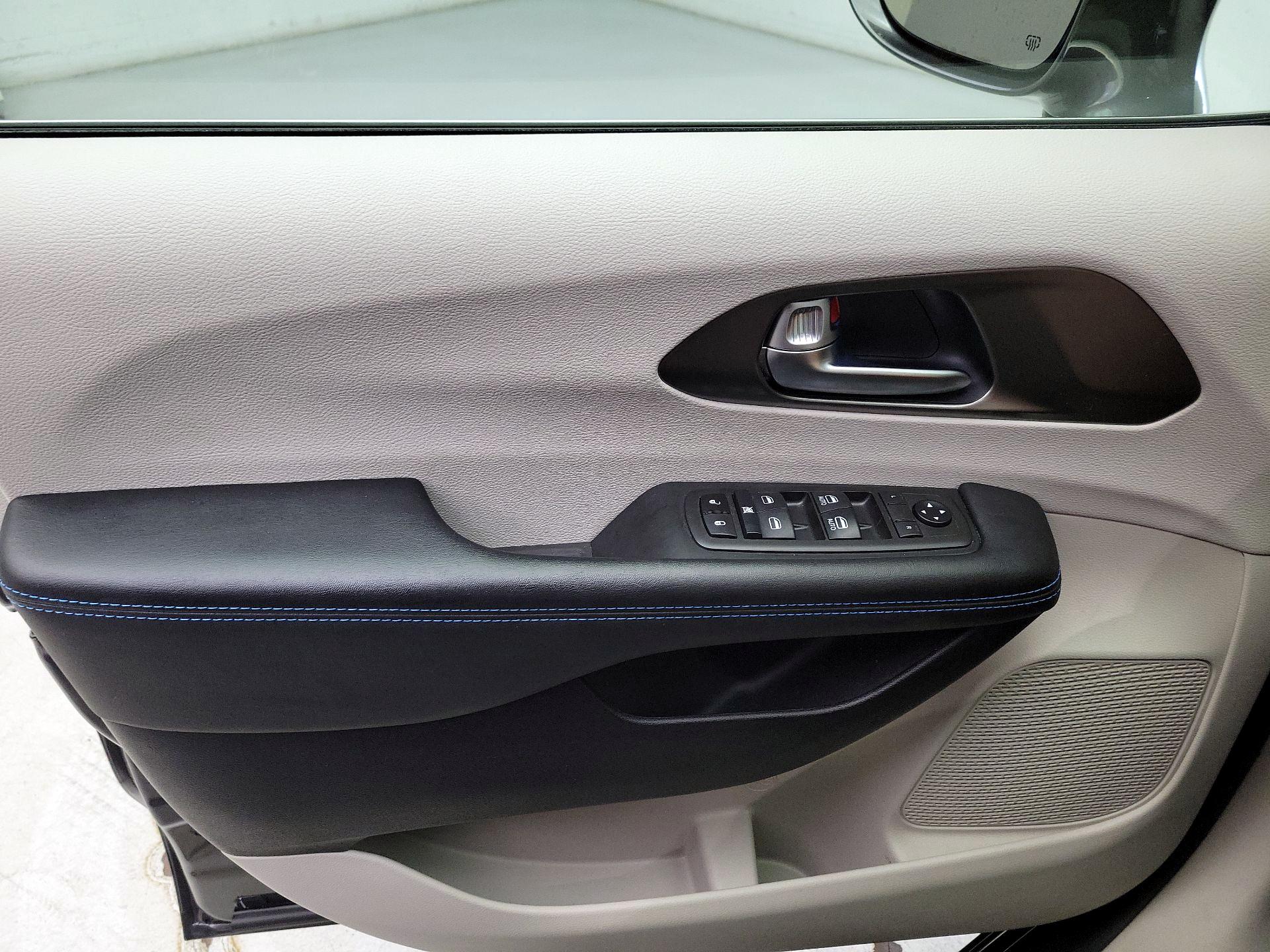Thumbnail: 2021 Chrysler Pacifica - 12