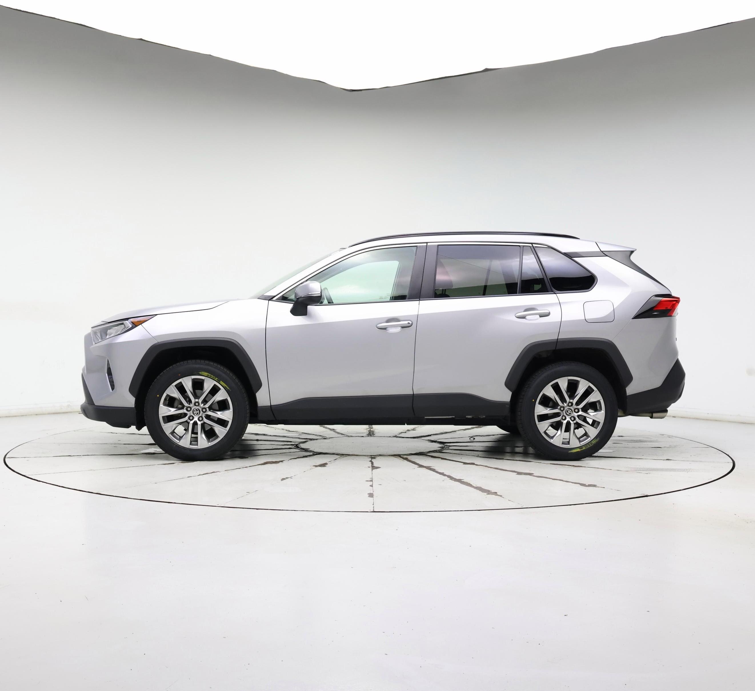 Thumbnail: 2021 Toyota RAV4 - 3