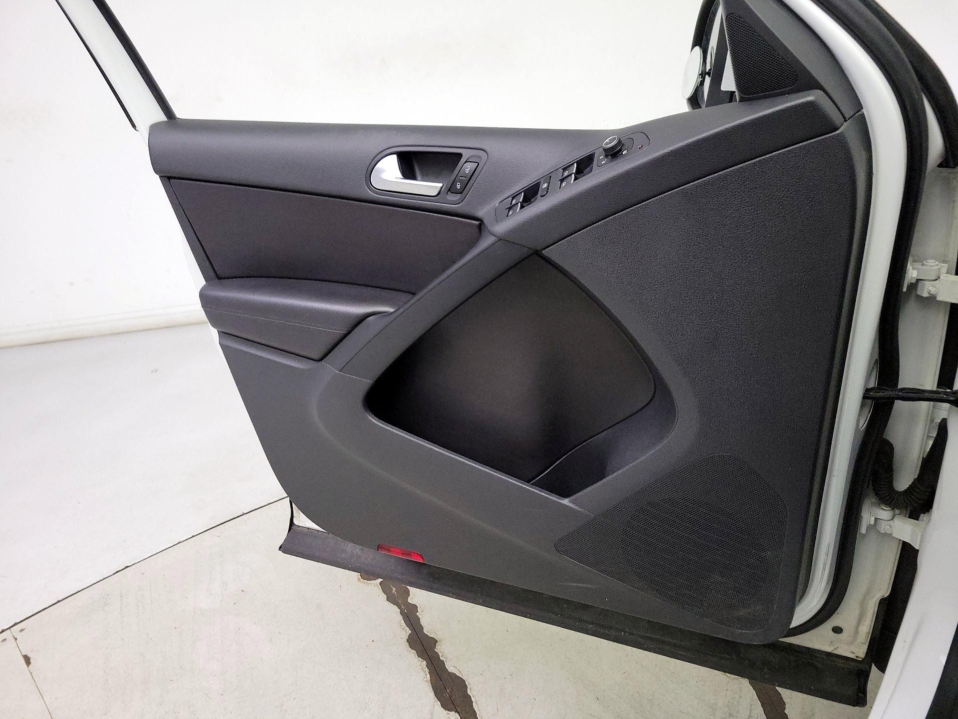 Thumbnail: 2016 Volkswagen Tiguan - 12