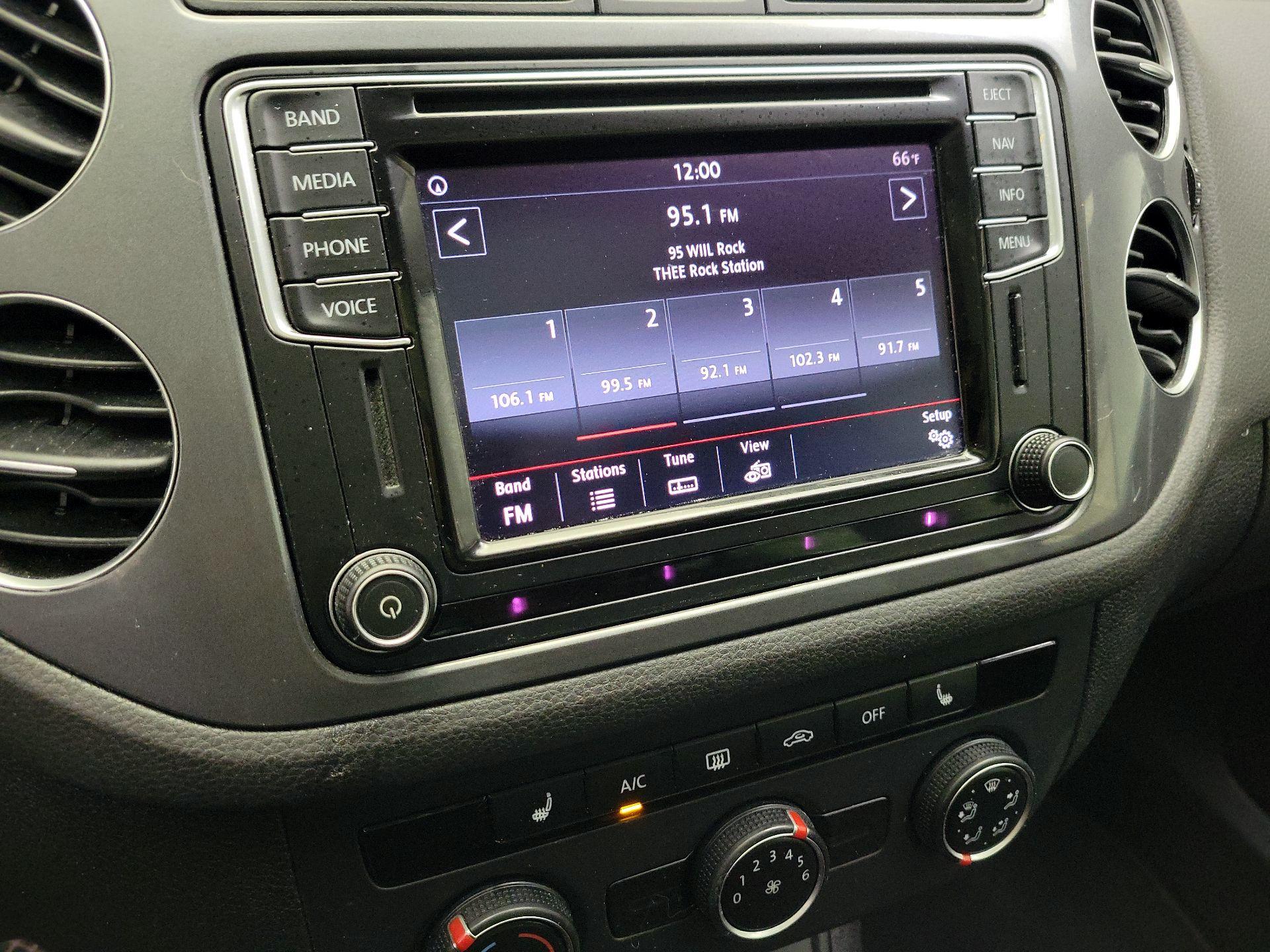 Thumbnail: 2016 Volkswagen Tiguan - 16