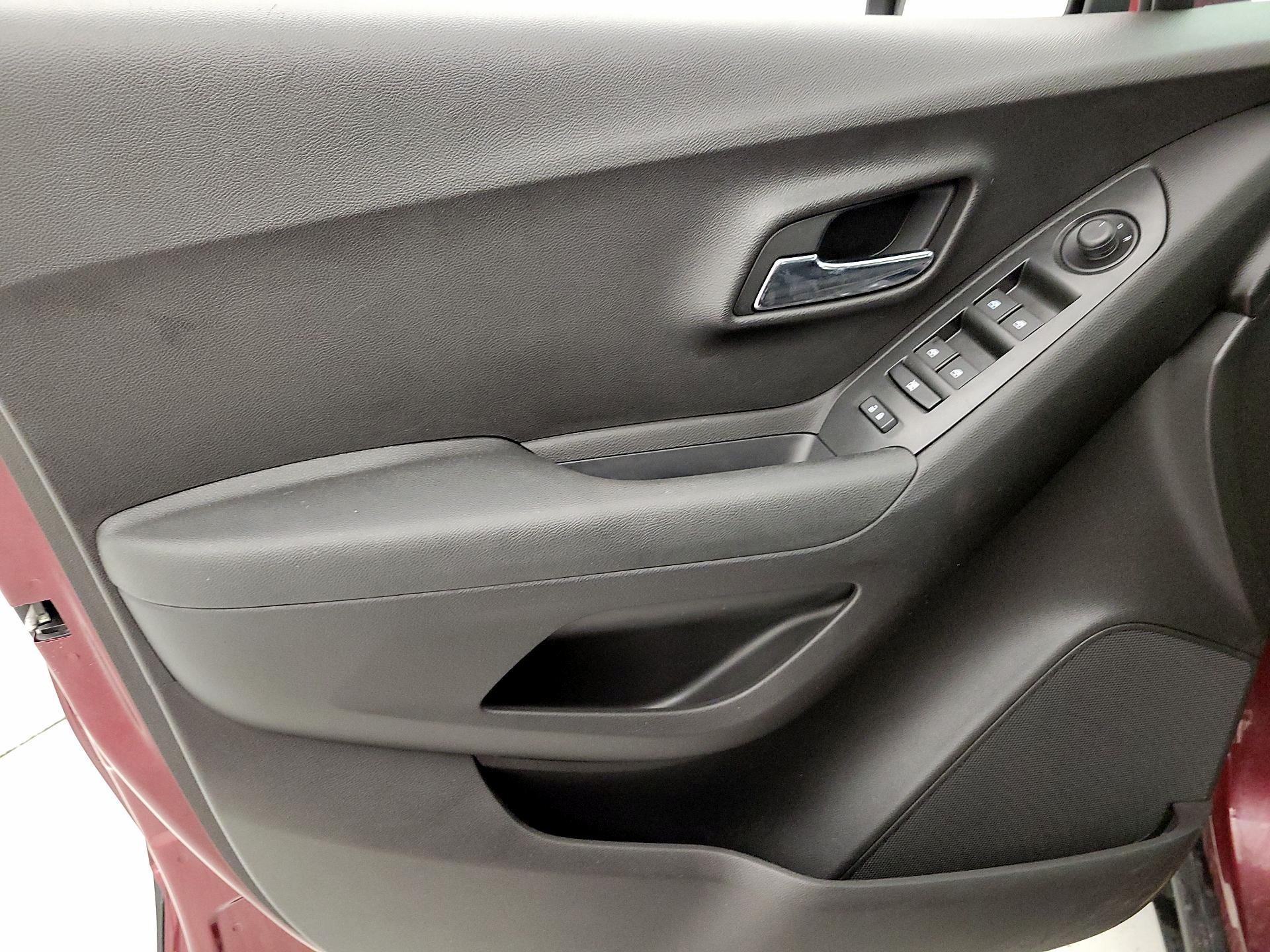 Thumbnail: 2016 Chevrolet Trax - 12