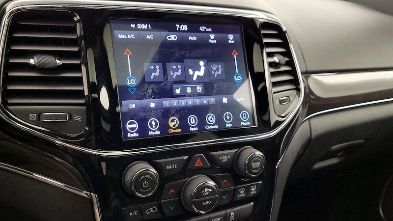 2019 Jeep Grand Cherokee Overland 17