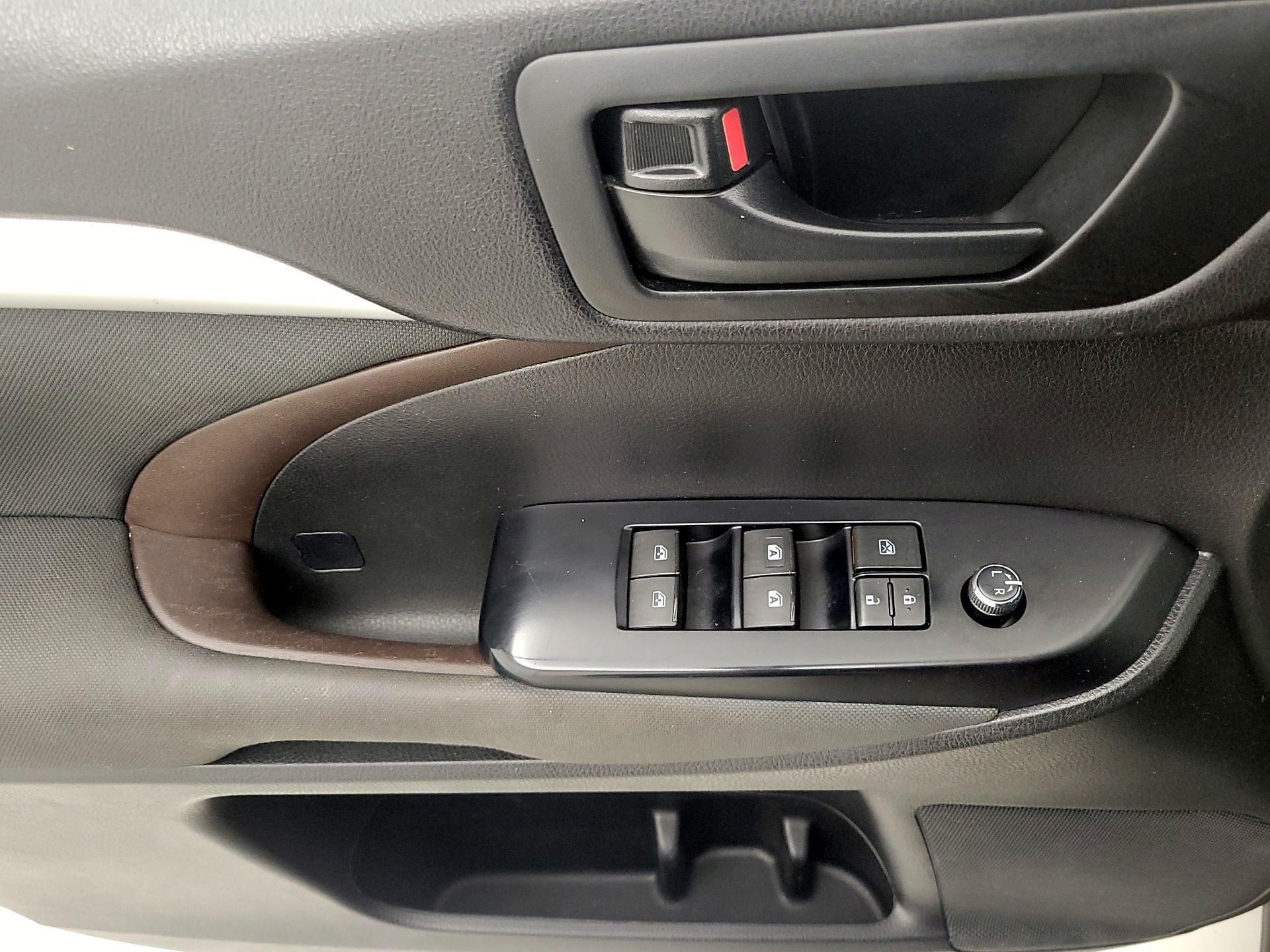 Thumbnail: 2016 Toyota Highlander - 12