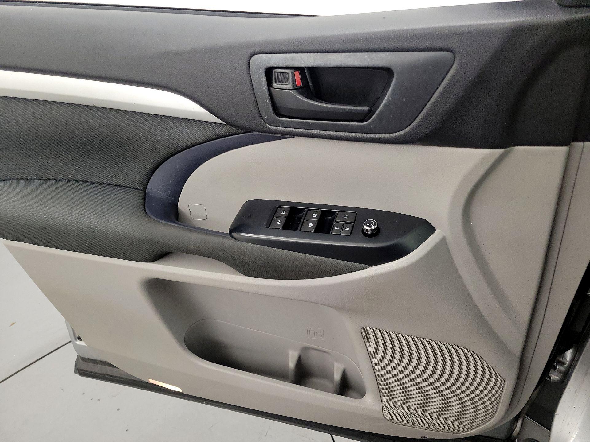 Thumbnail: 2015 Toyota Highlander - 12