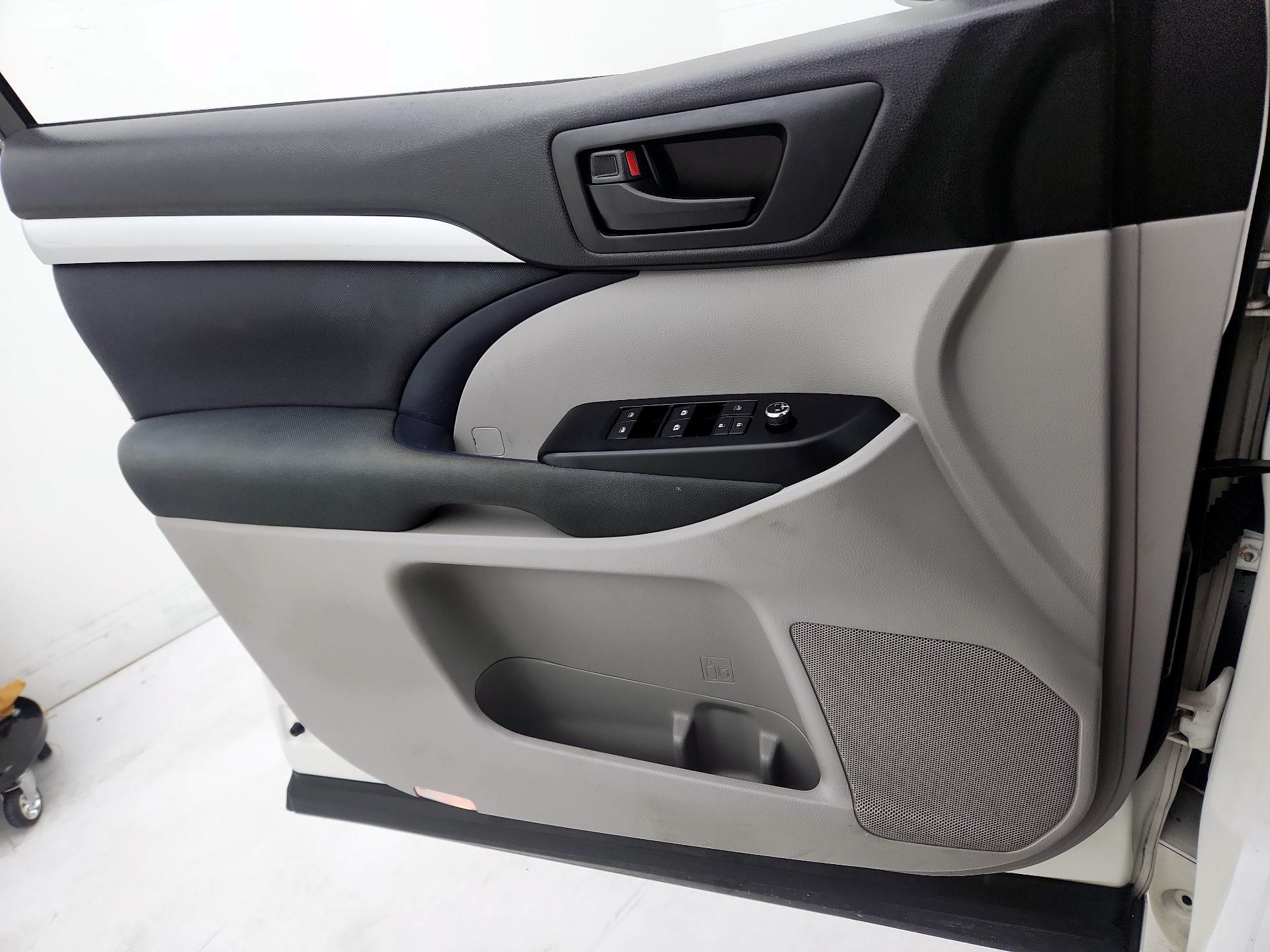 Thumbnail: 2015 Toyota Highlander - 12