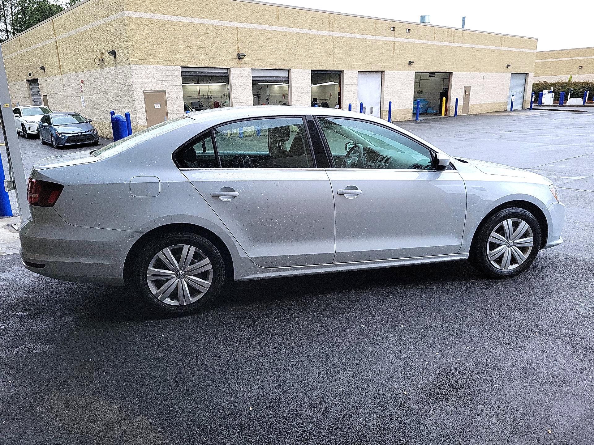 Thumbnail: 2017 Volkswagen Jetta - 4