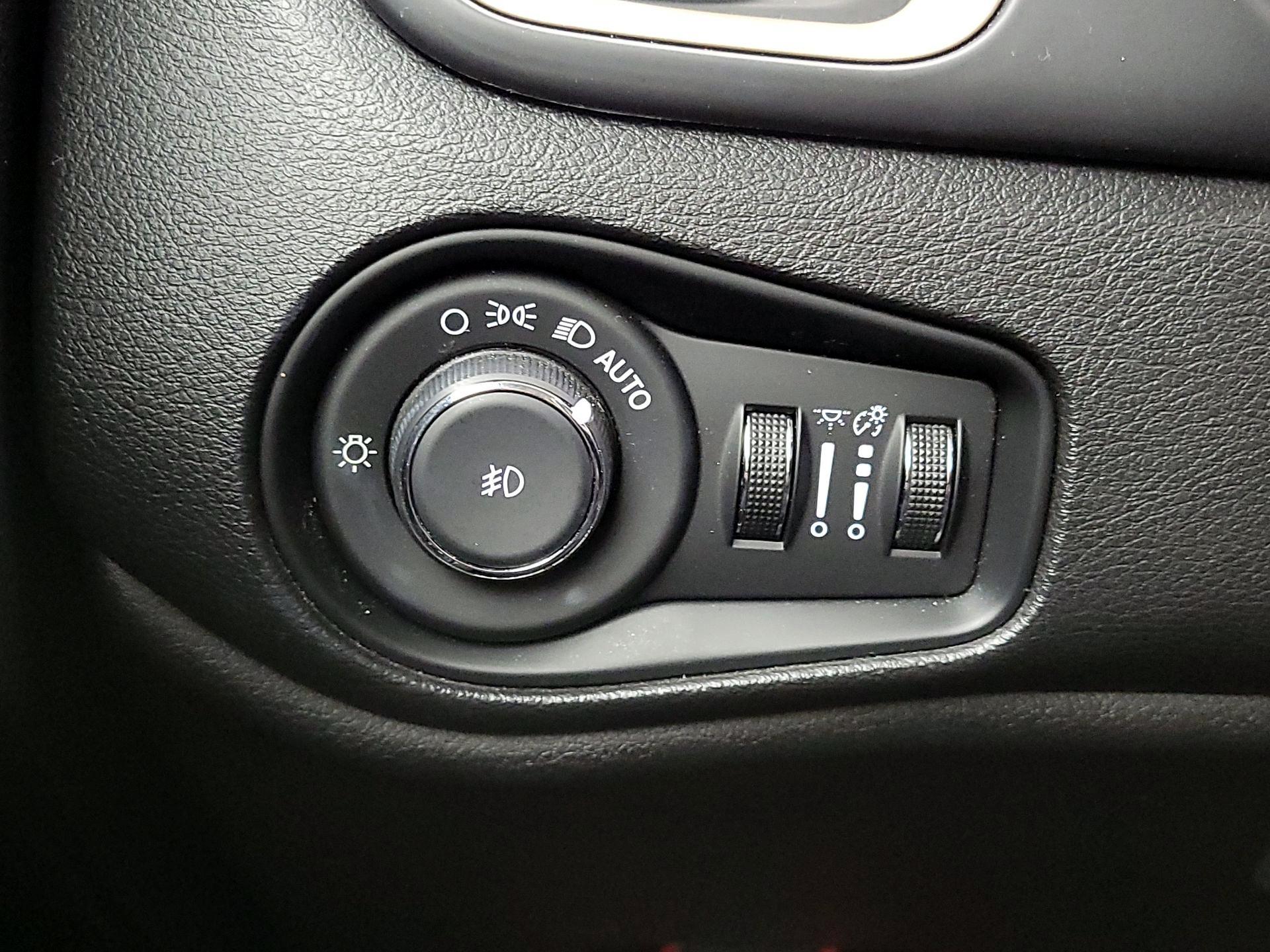 Thumbnail: 2015 Jeep Renegade - 13