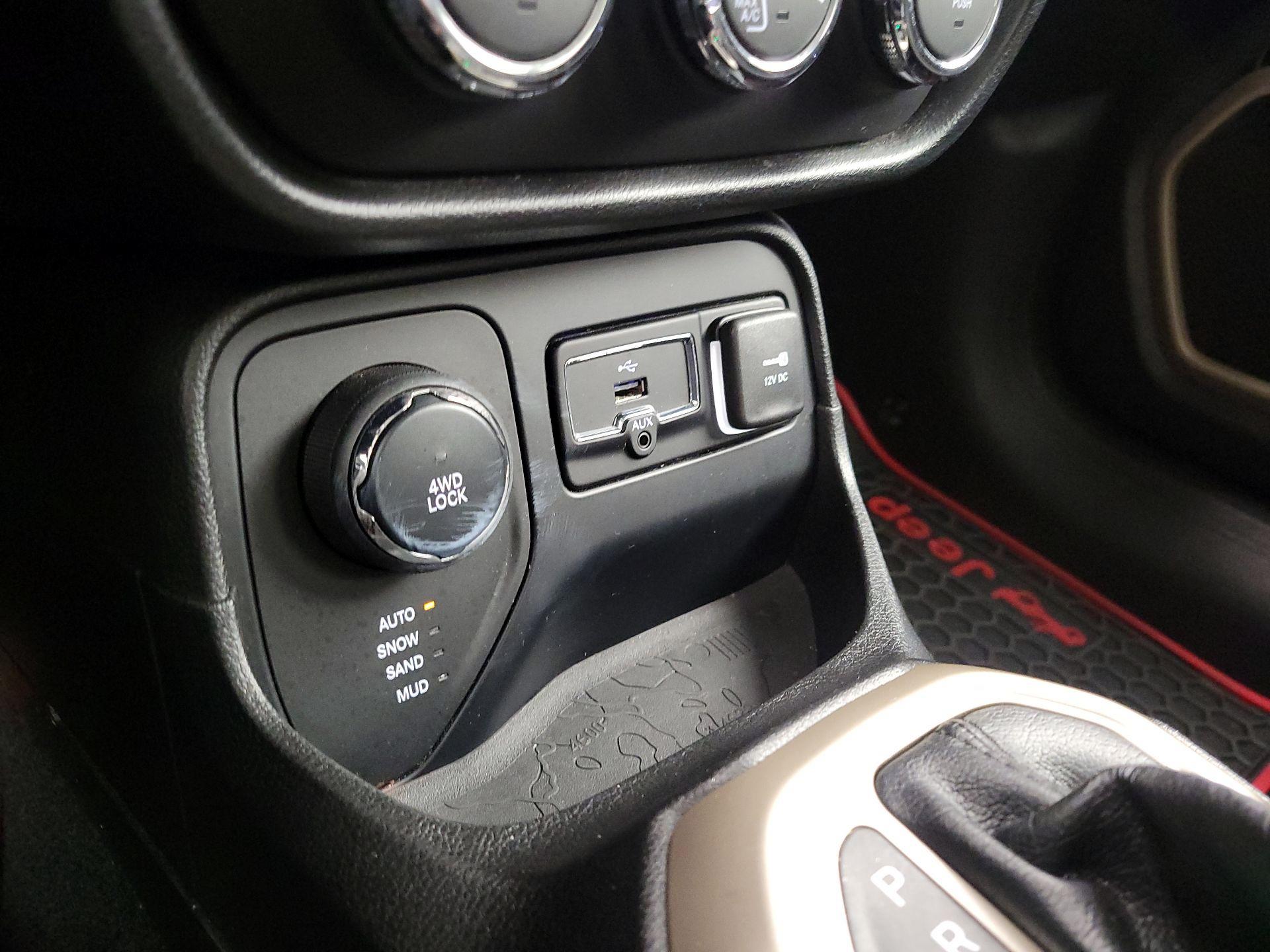 Thumbnail: 2015 Jeep Renegade - 18