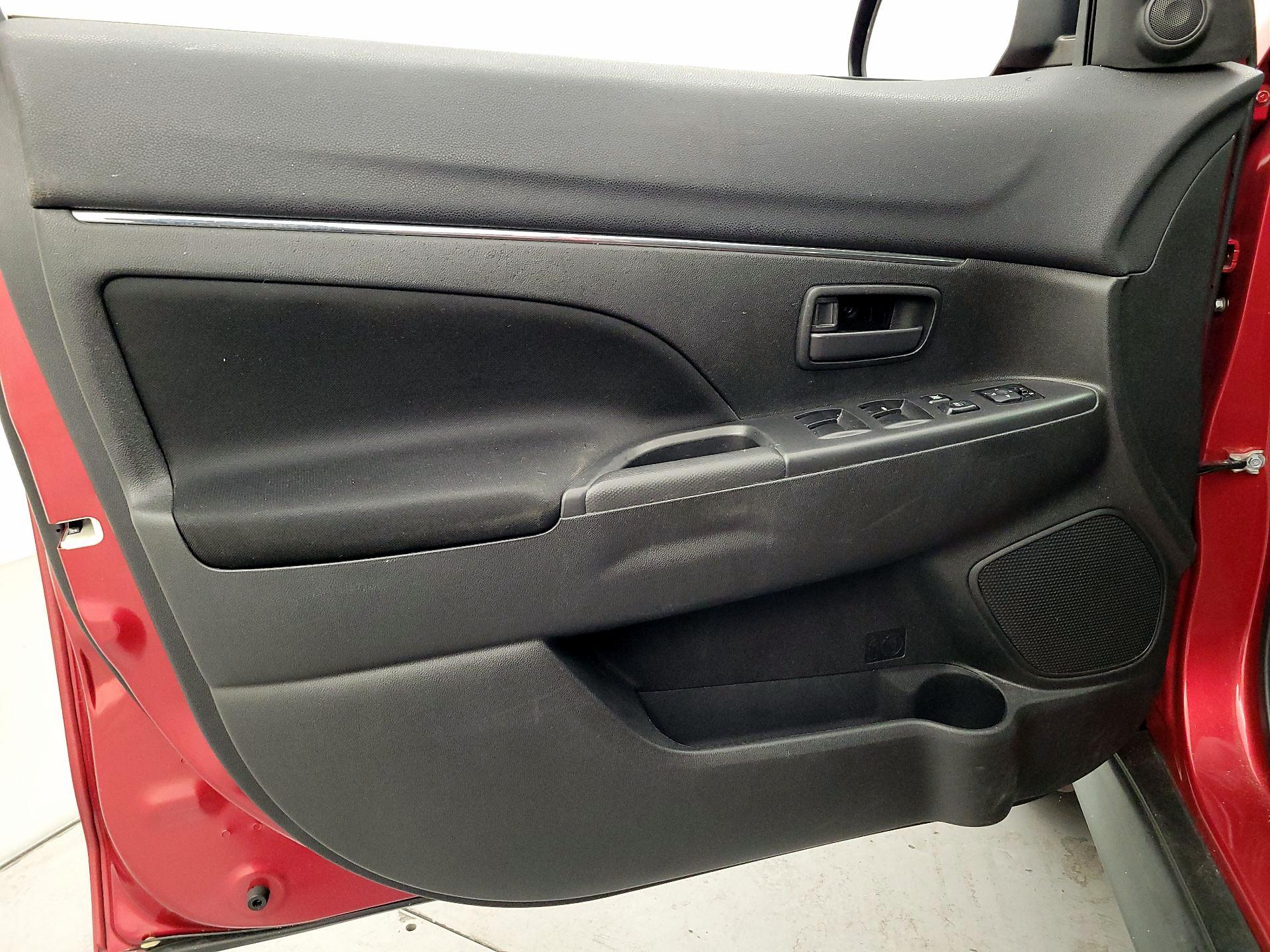 Thumbnail: 2013 Mitsubishi Outlander Sport - 12
