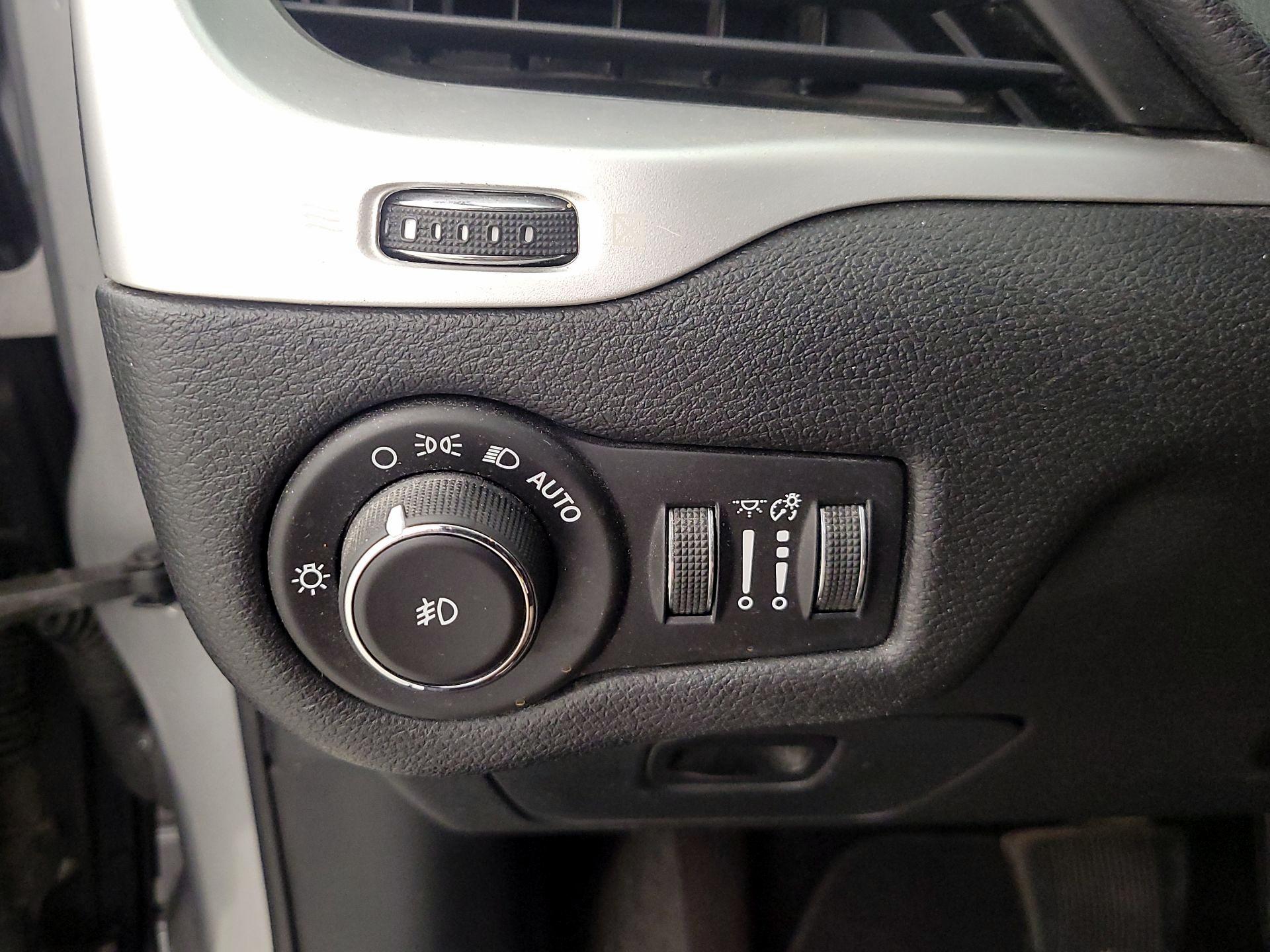 Thumbnail: 2016 Jeep Cherokee - 13