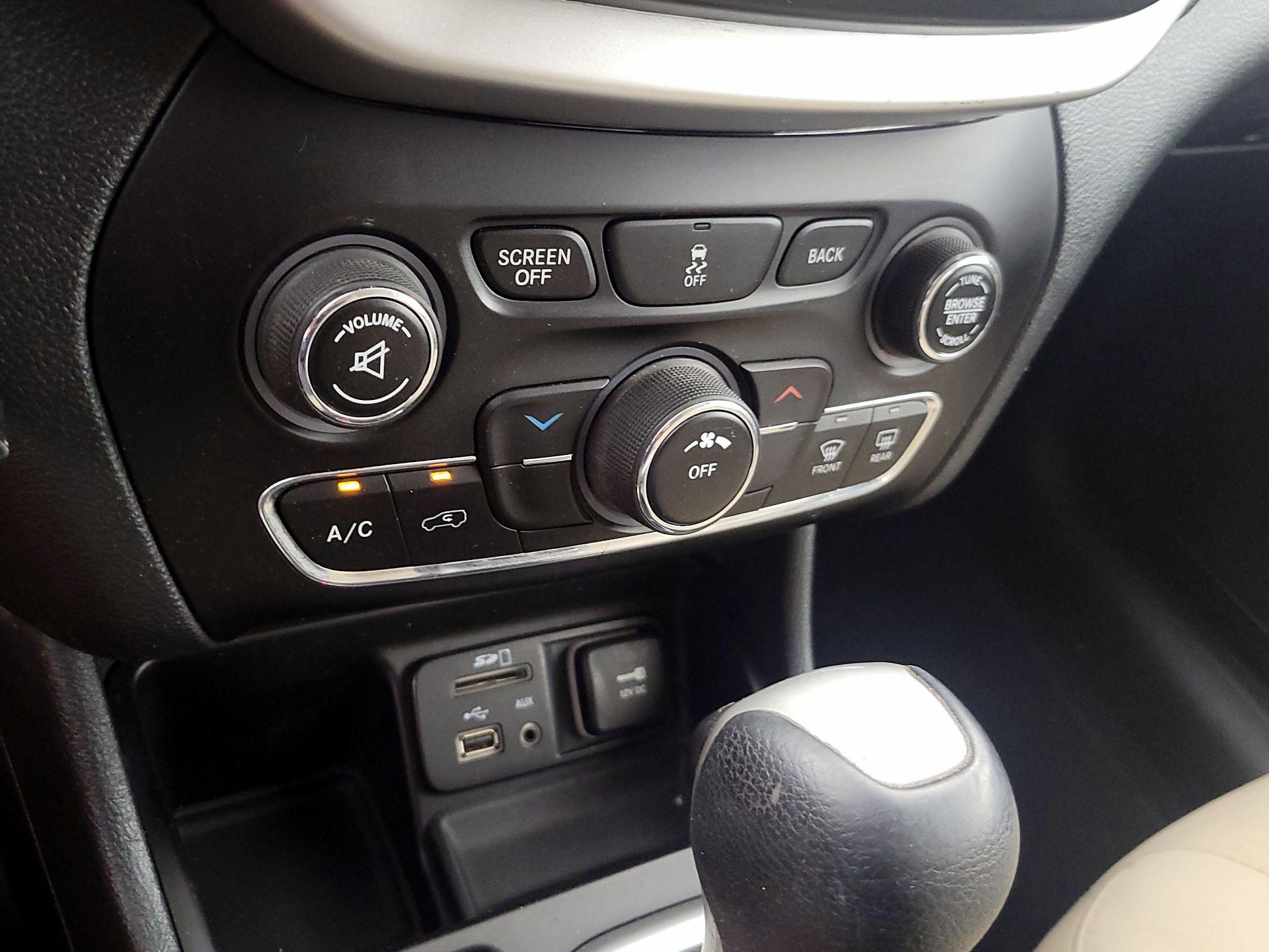 Thumbnail: 2016 Jeep Cherokee - 16
