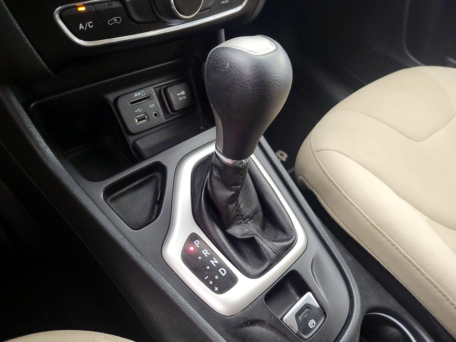 Thumbnail: 2016 Jeep Cherokee - 17