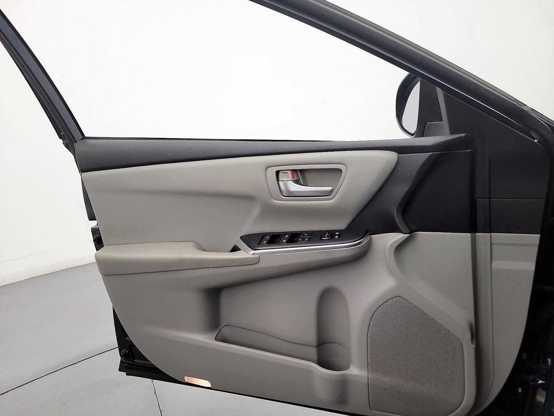 Thumbnail: 2016 Toyota Camry - 12