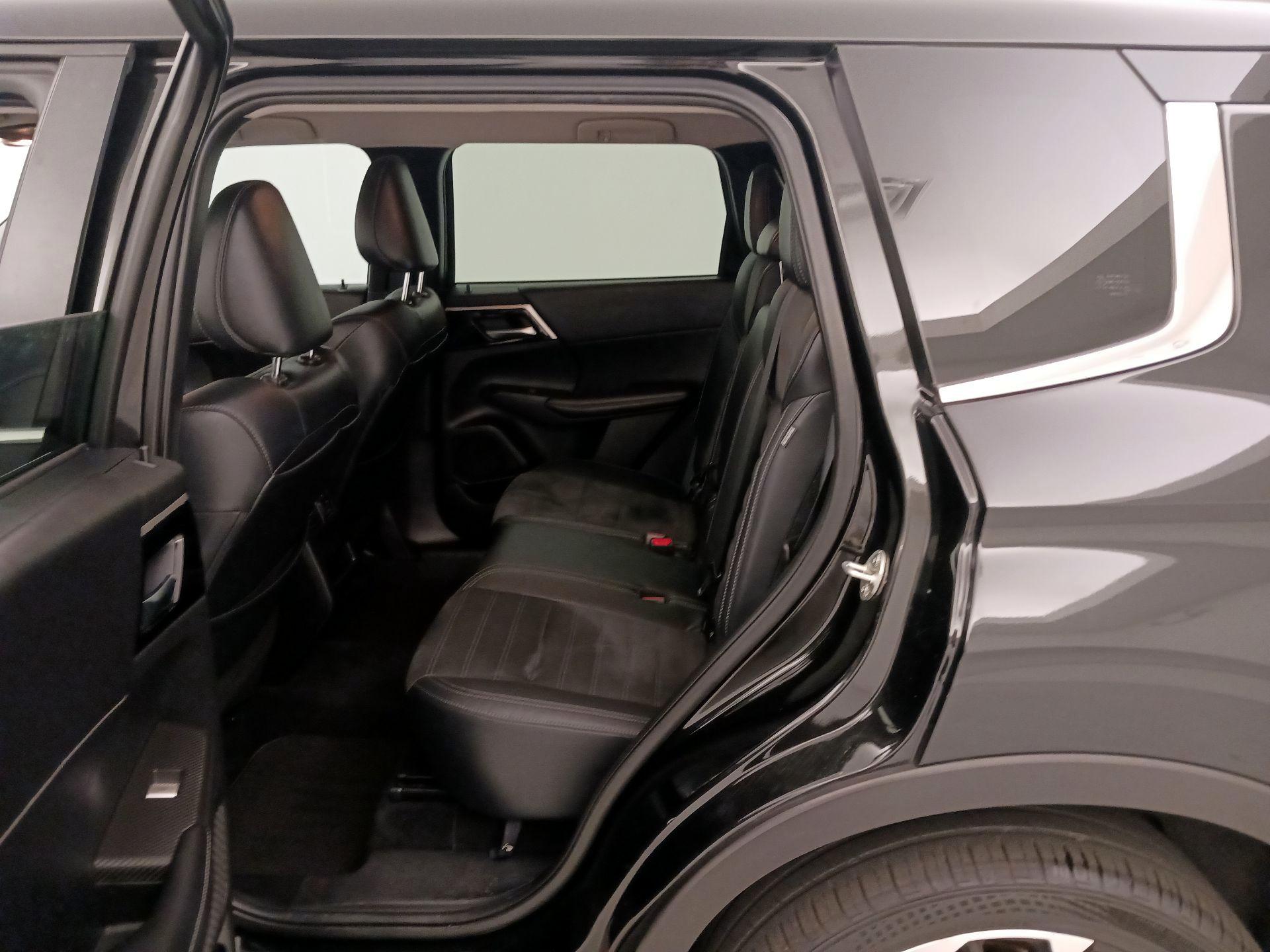 Thumbnail: 2022 Mitsubishi Outlander - 20