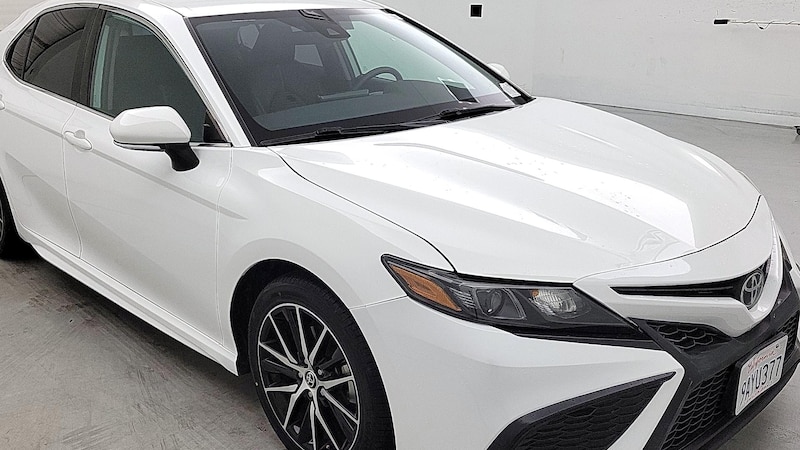 2022 Toyota Camry SE Hero Image
