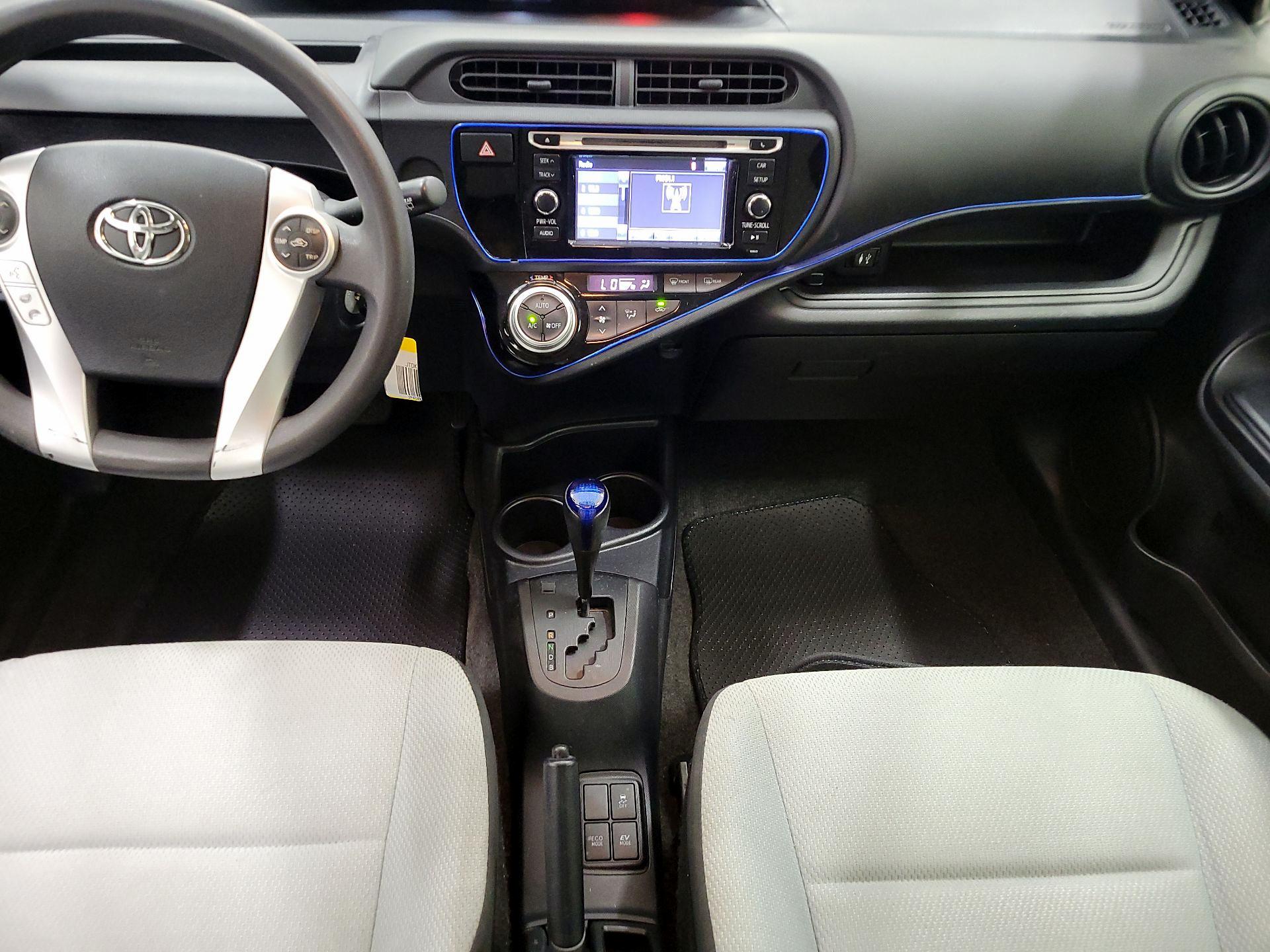Thumbnail: 2016 Toyota Prius c - 9