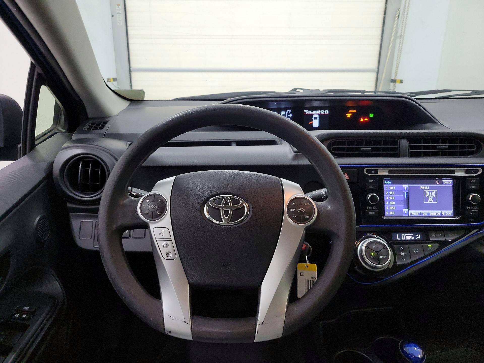 Thumbnail: 2016 Toyota Prius c - 10