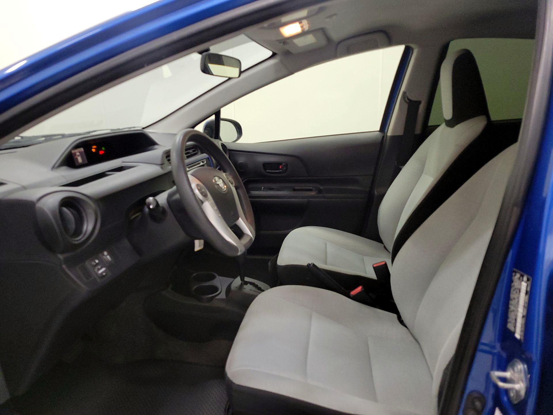 Thumbnail: 2016 Toyota Prius c - 11