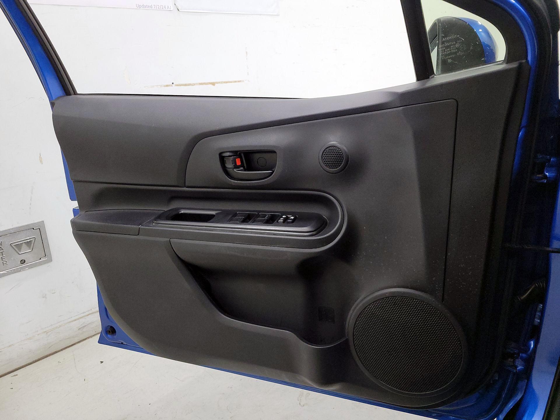 Thumbnail: 2016 Toyota Prius c - 12
