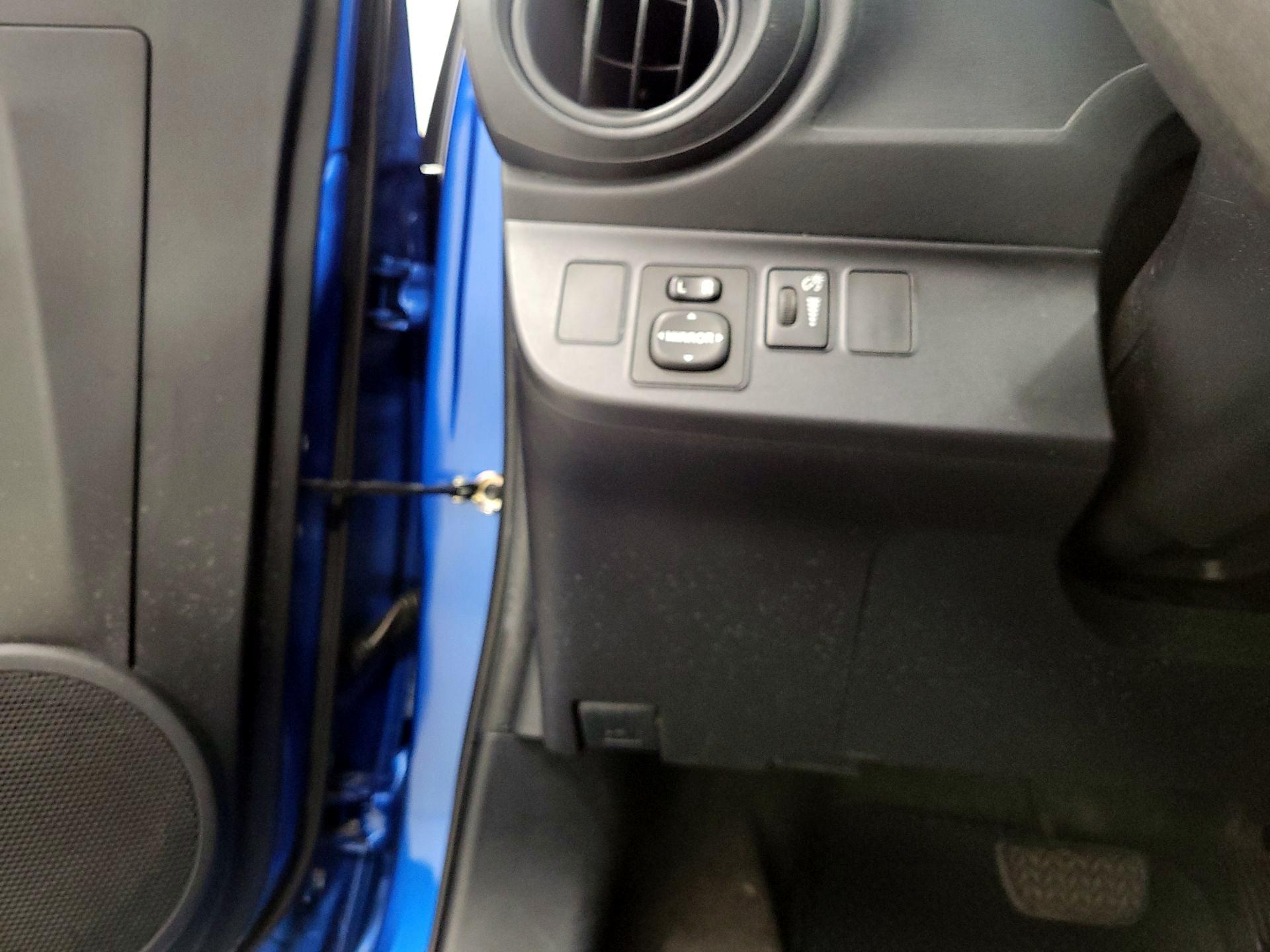 Thumbnail: 2016 Toyota Prius c - 13