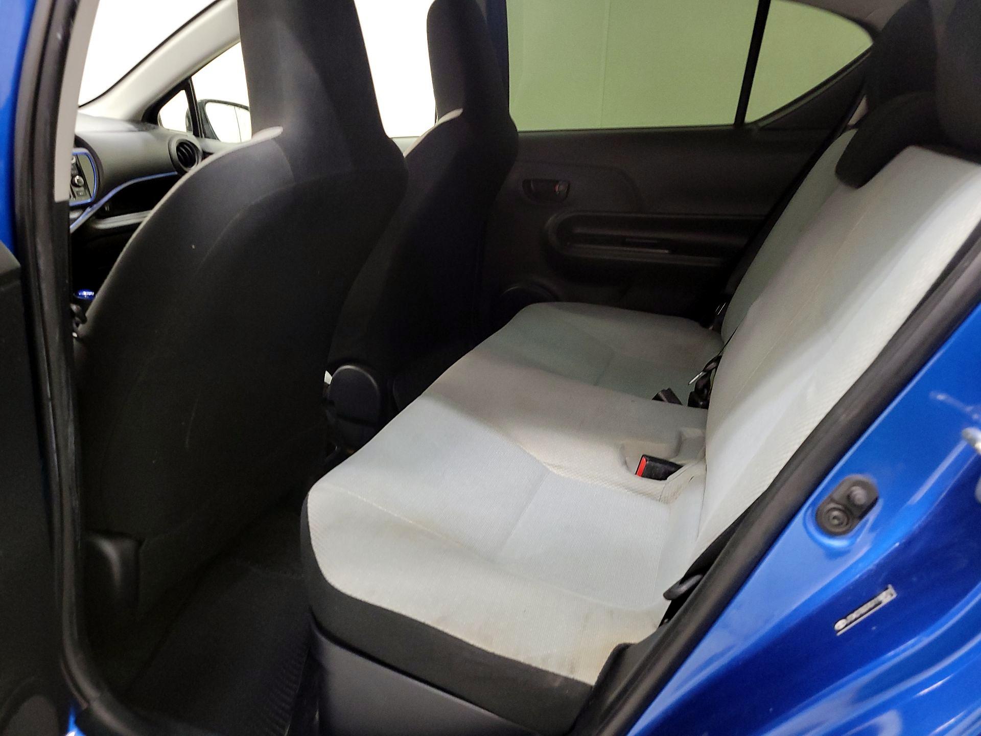 Thumbnail: 2016 Toyota Prius c - 18