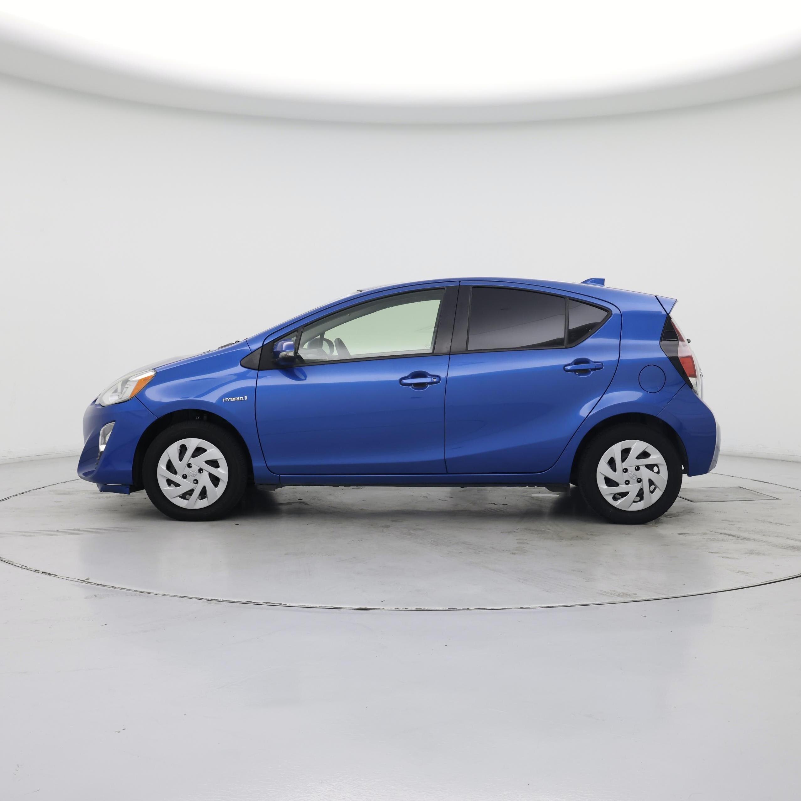 Thumbnail: 2016 Toyota Prius c - 3