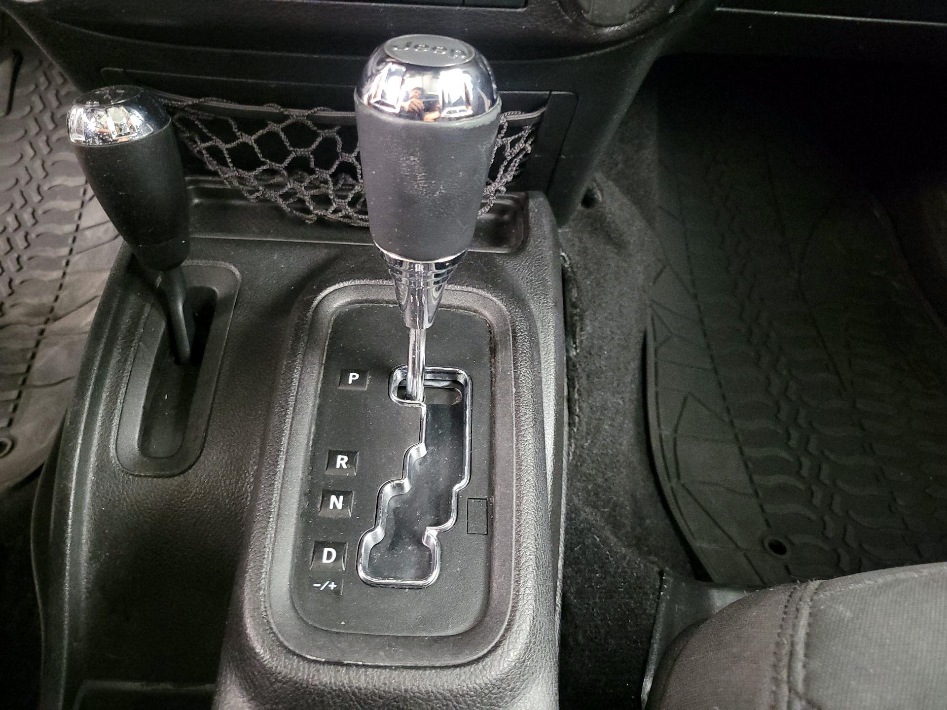 Thumbnail: 2015 Jeep Wrangler - 15