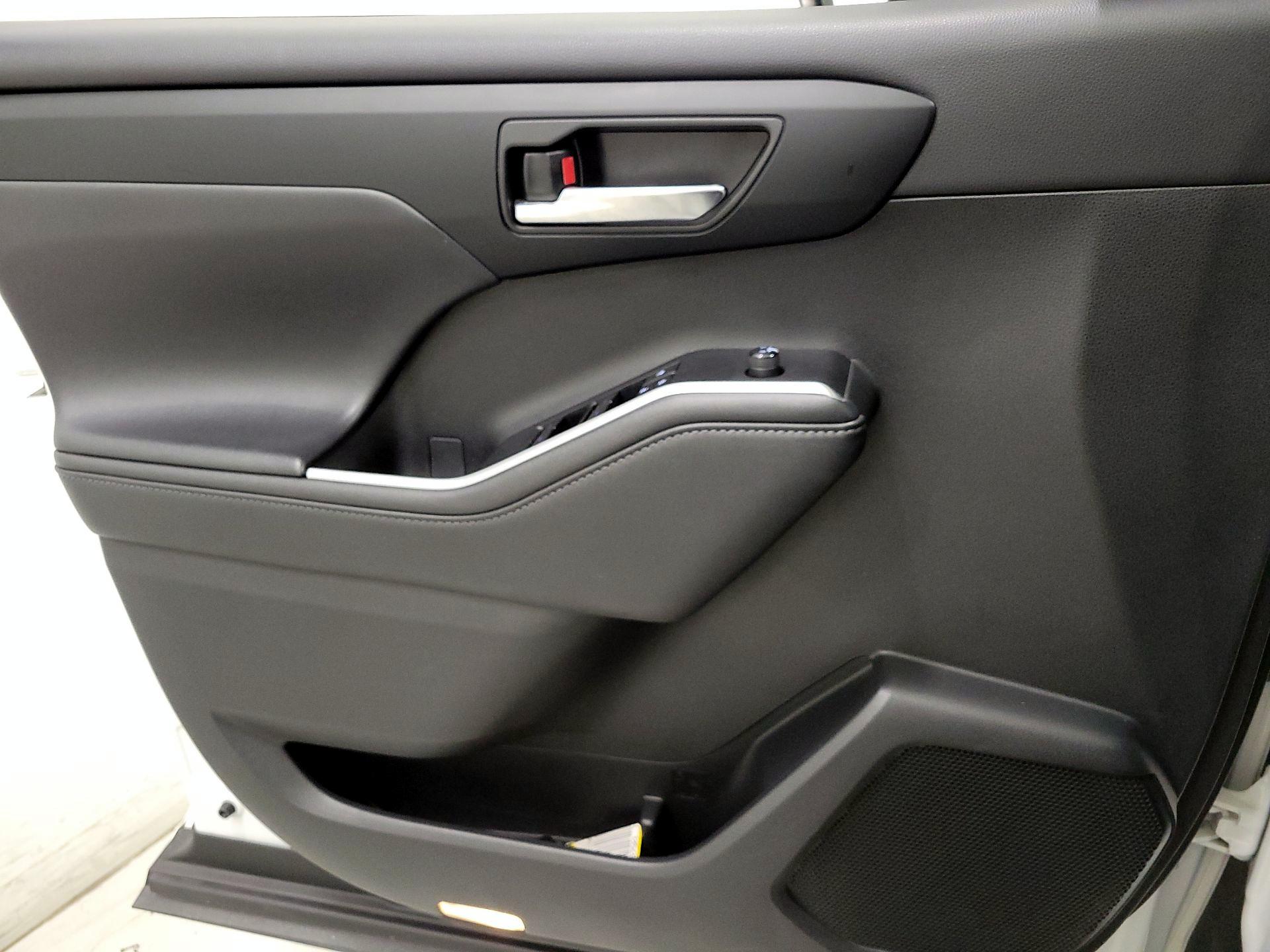 Thumbnail: 2021 Toyota Highlander - 12