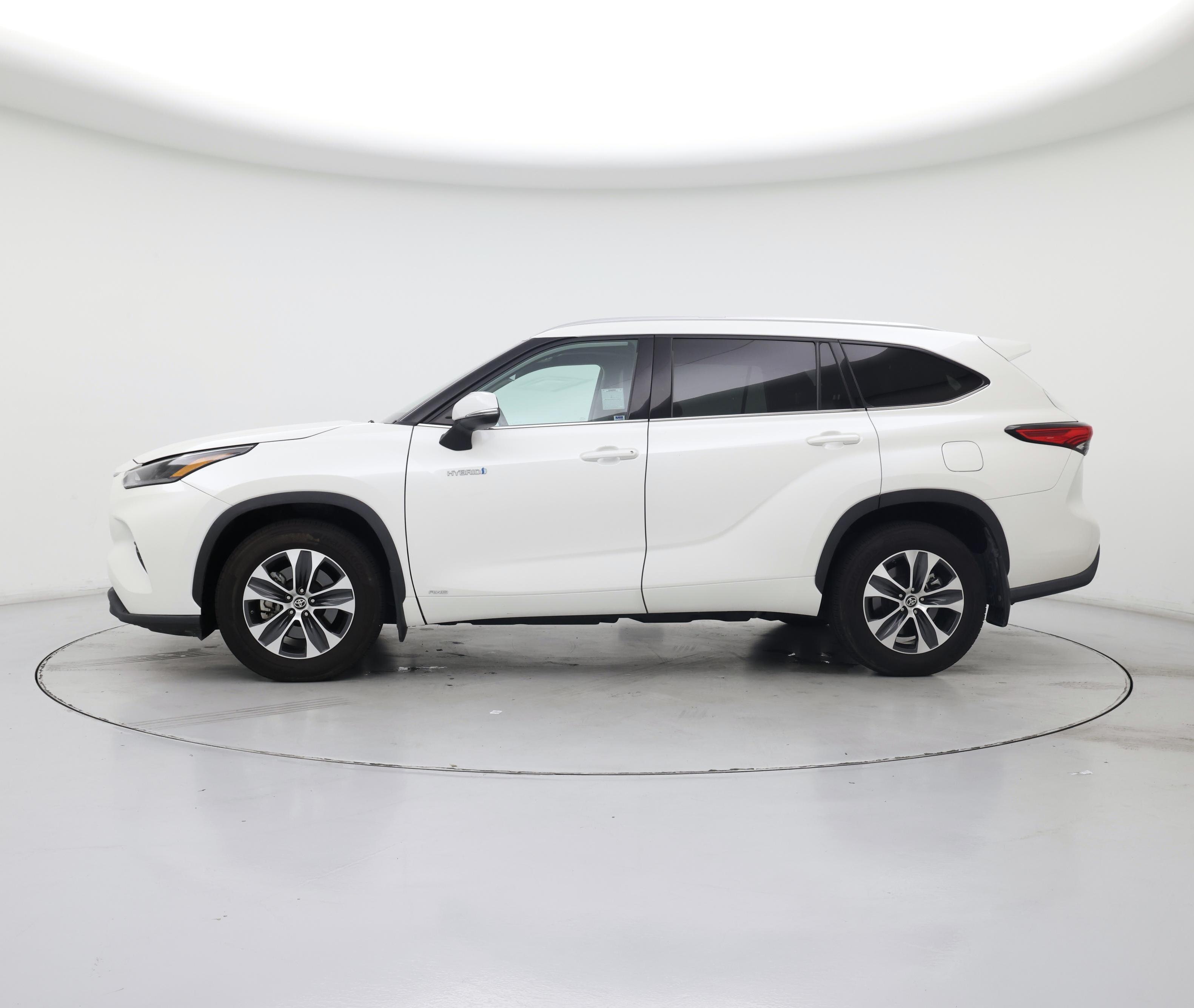 Thumbnail: 2021 Toyota Highlander - 3
