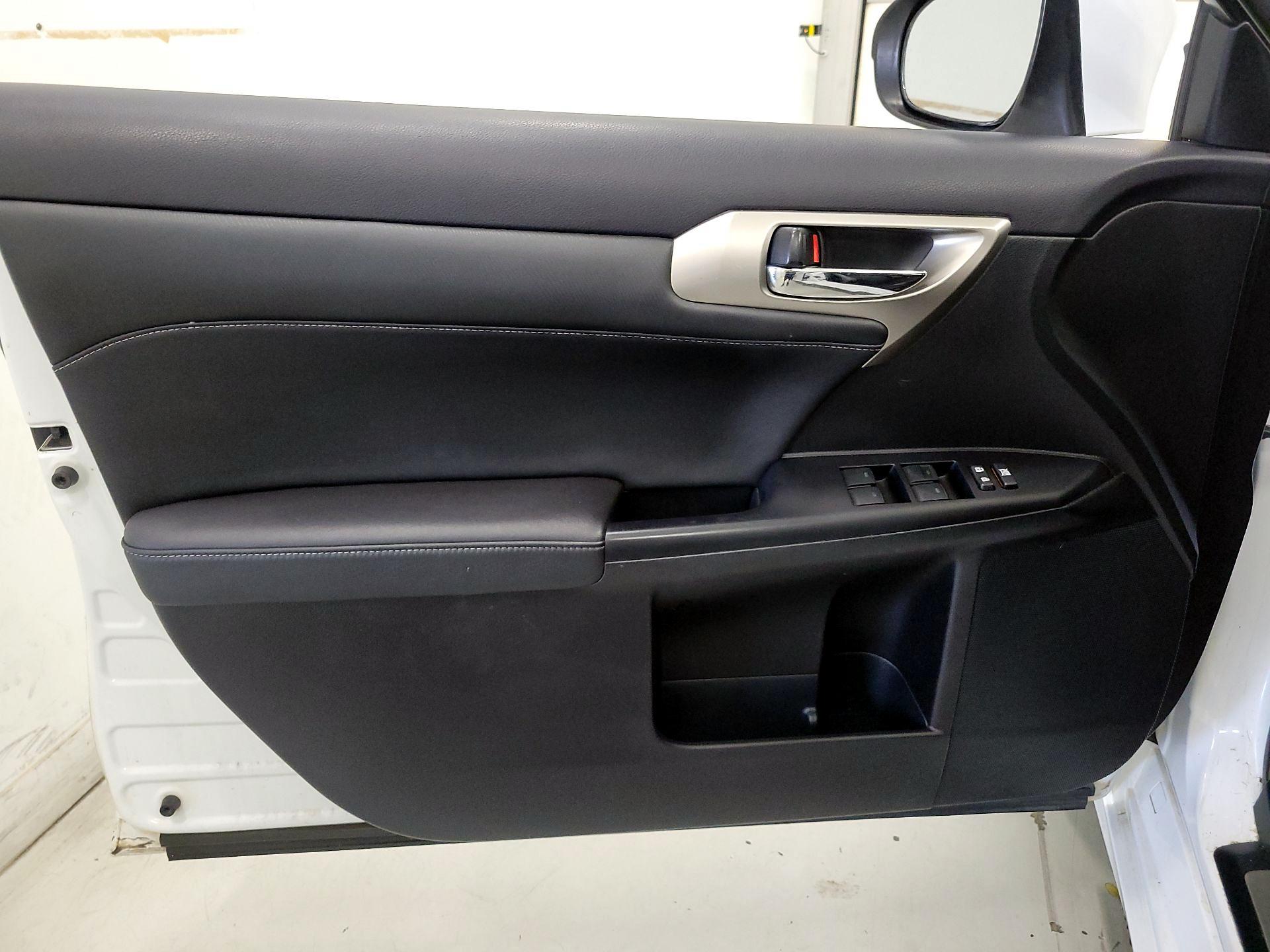 Thumbnail: 2015 Lexus CT - 12