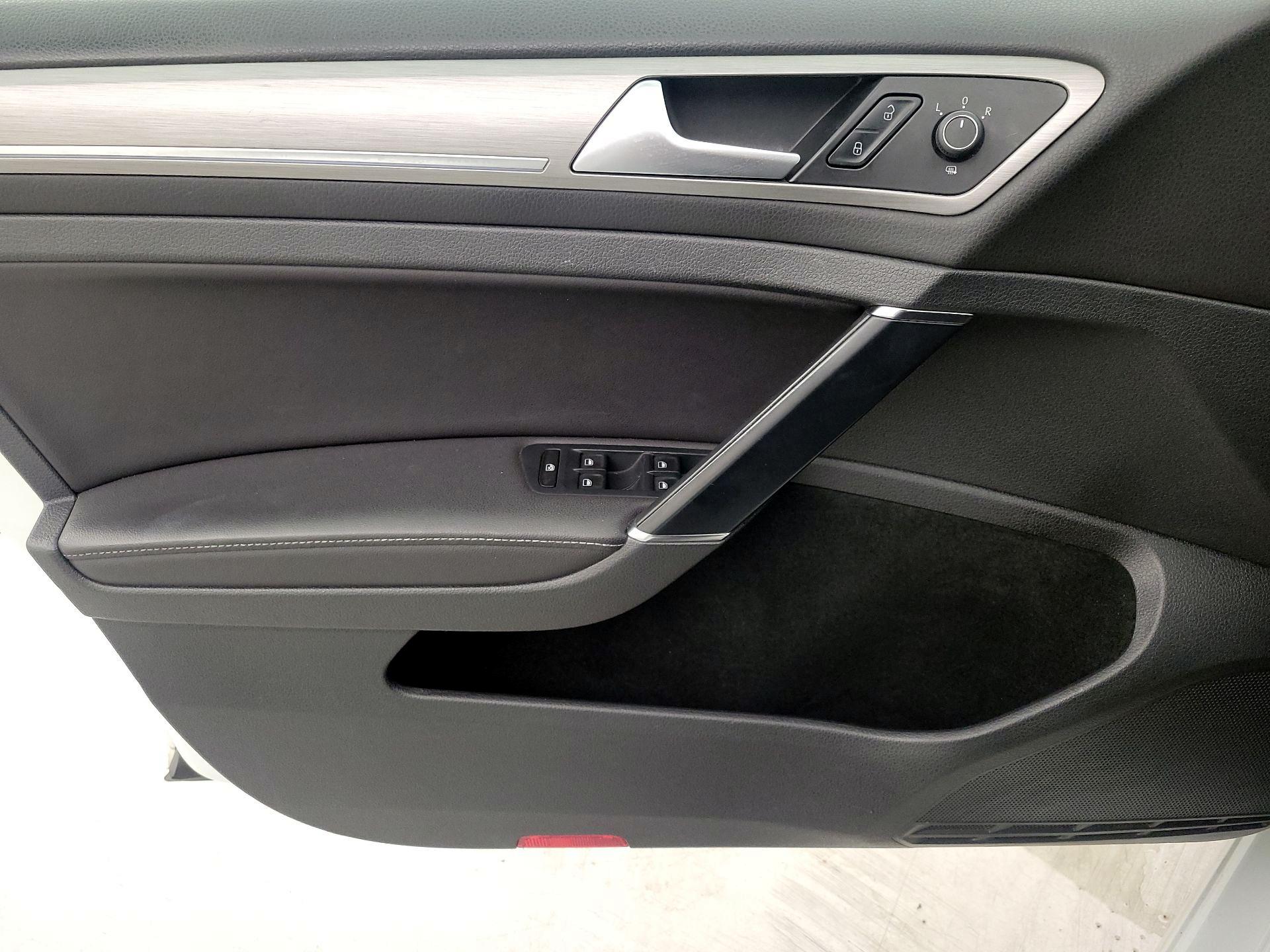 Thumbnail: 2015 Volkswagen Golf - 12