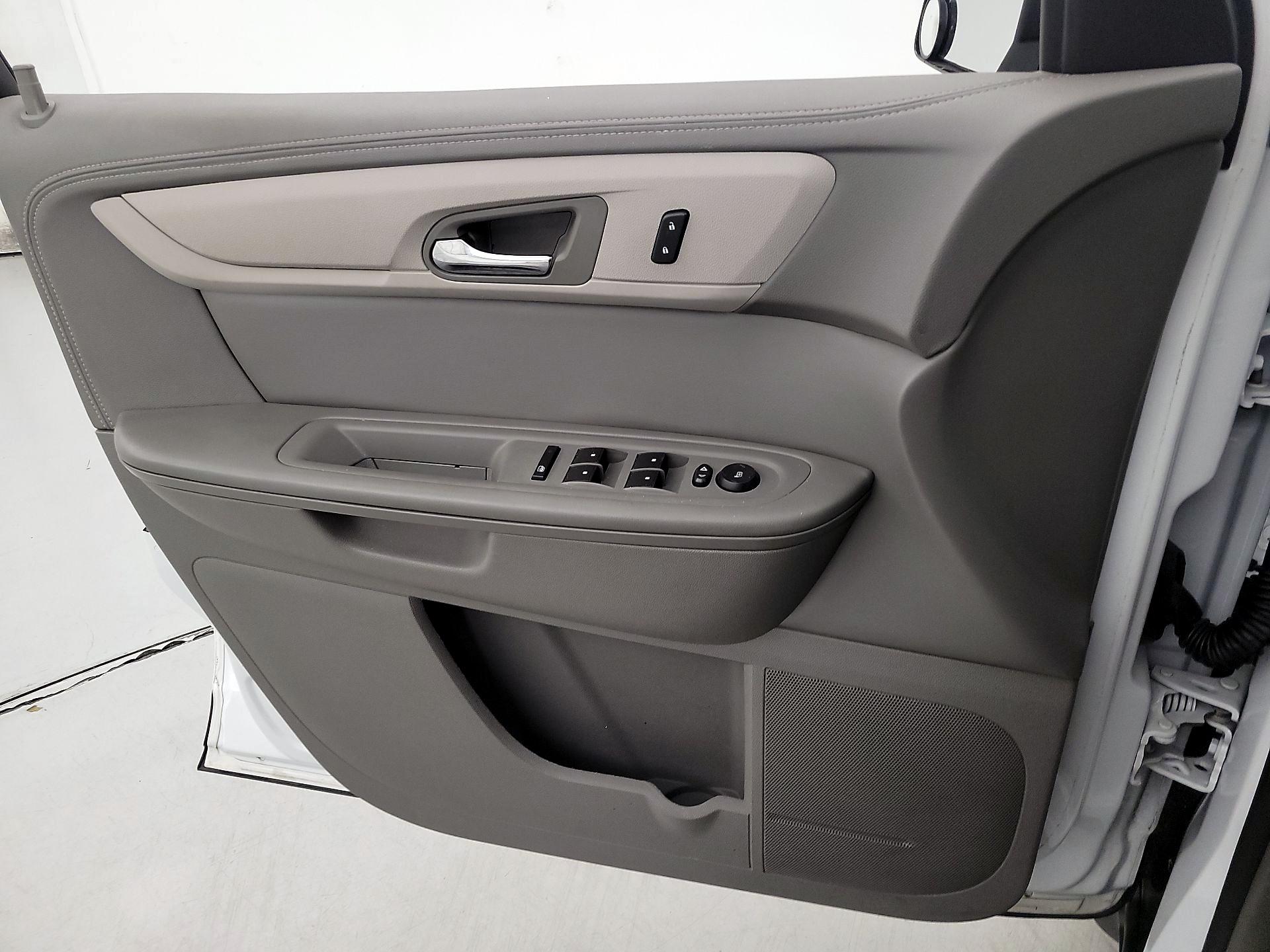 Thumbnail: 2017 Chevrolet Traverse - 12