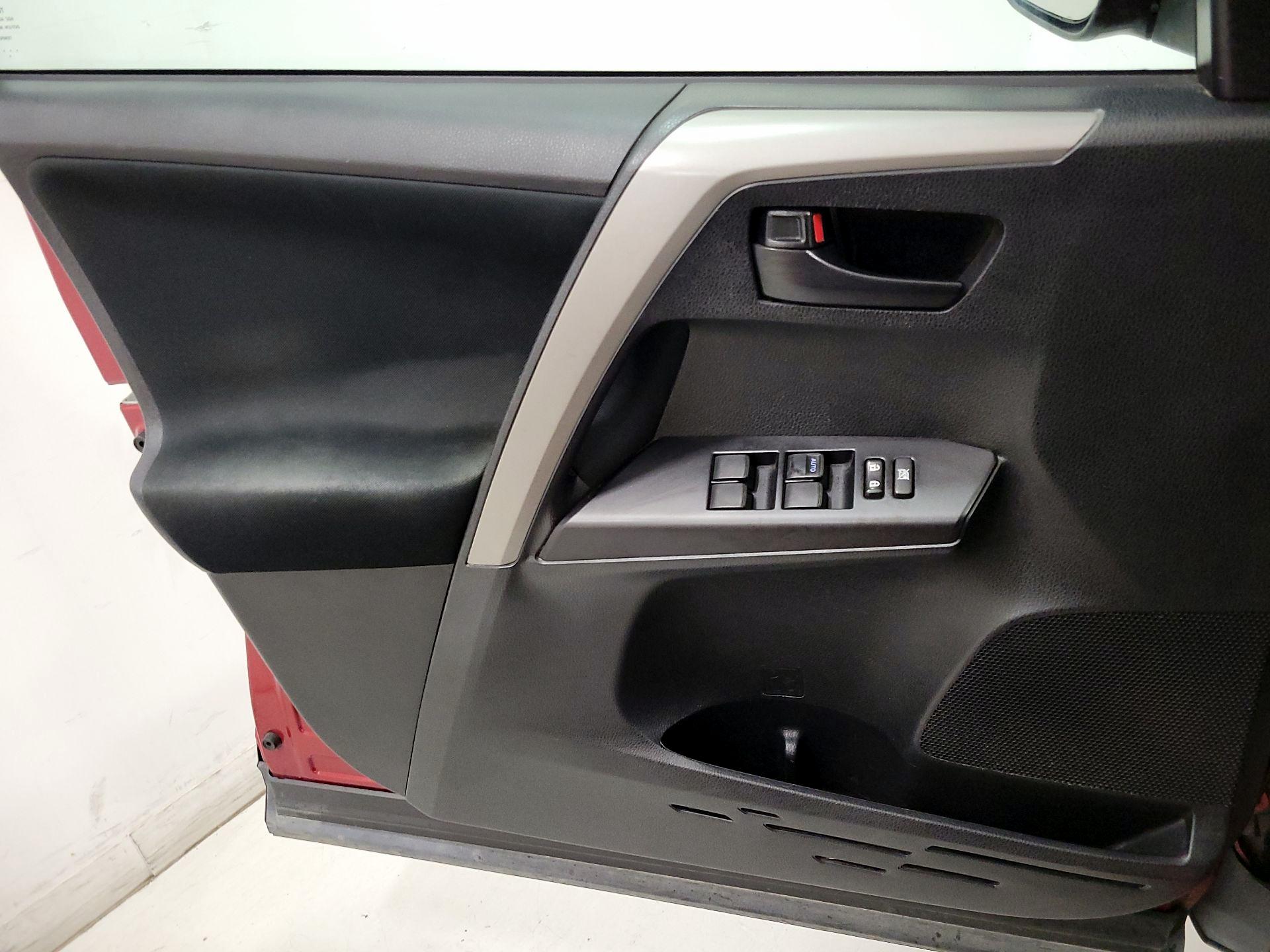 Thumbnail: 2018 Toyota RAV4 - 12