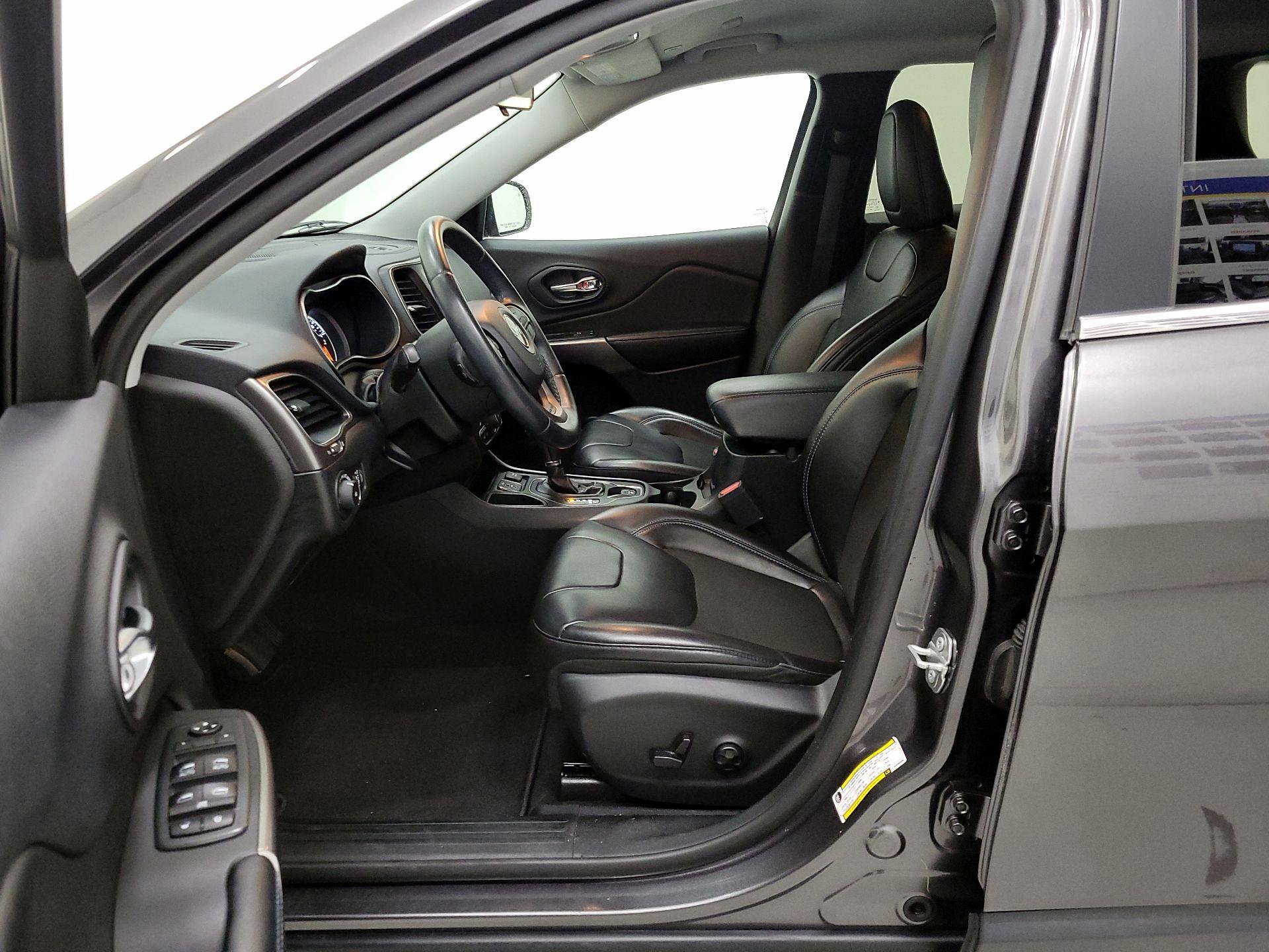 Thumbnail: 2019 Jeep Cherokee - 11