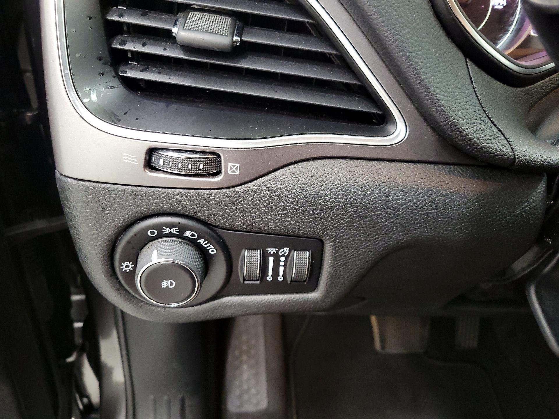 Thumbnail: 2019 Jeep Cherokee - 13