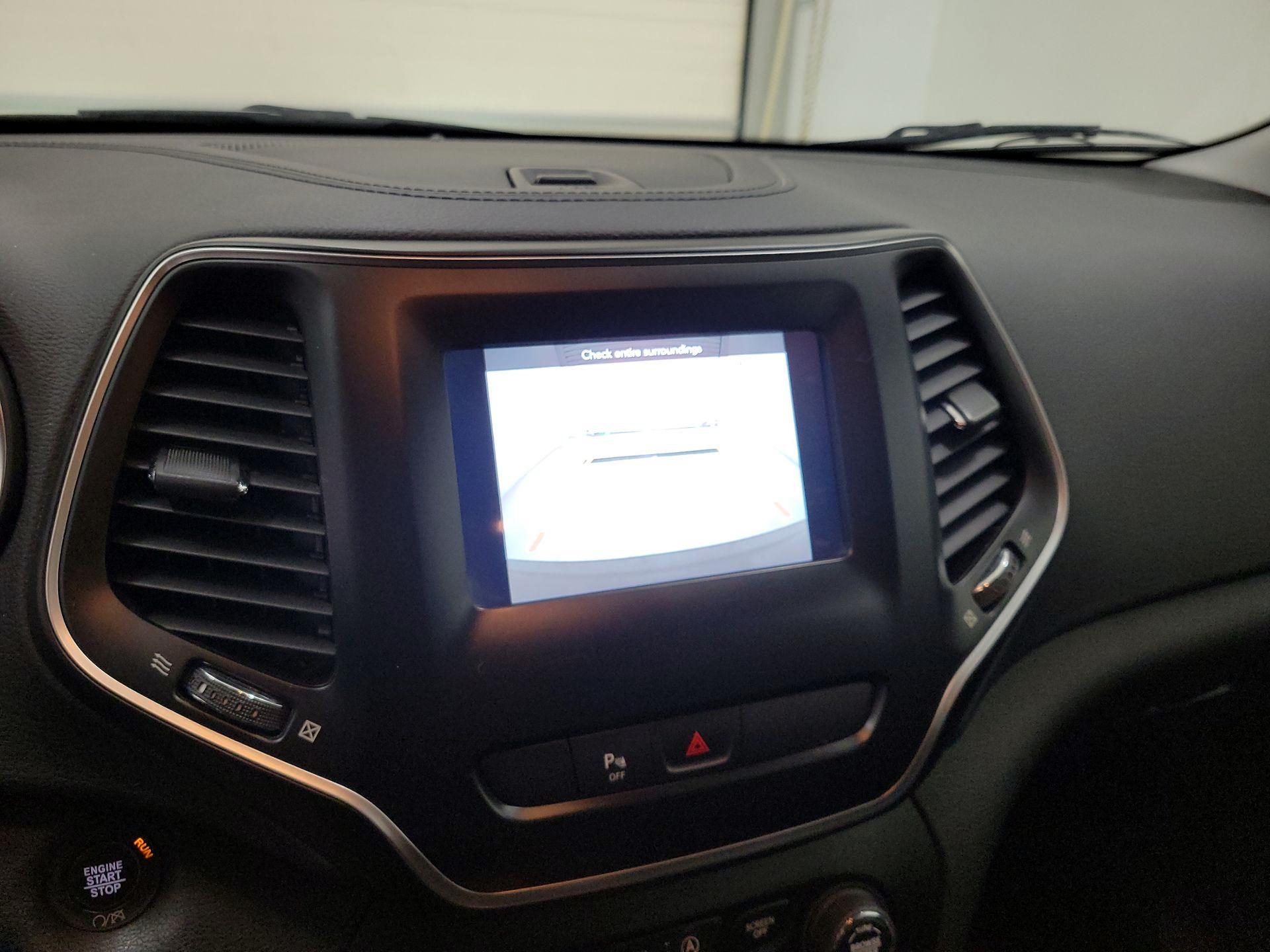 Thumbnail: 2019 Jeep Cherokee - 14