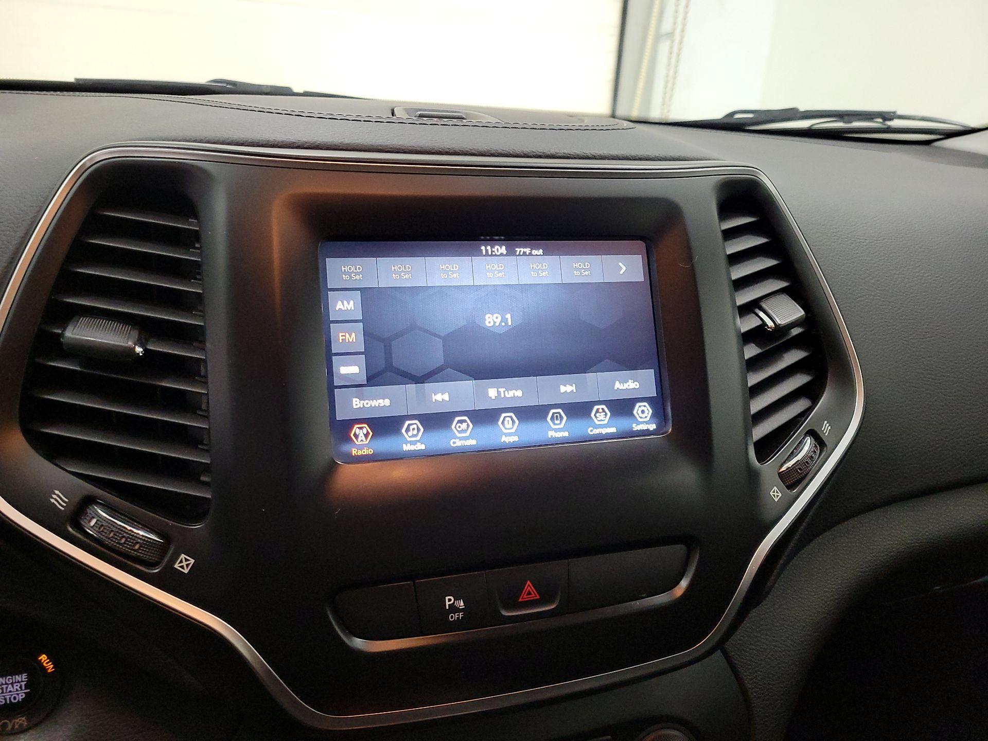 Thumbnail: 2019 Jeep Cherokee - 15