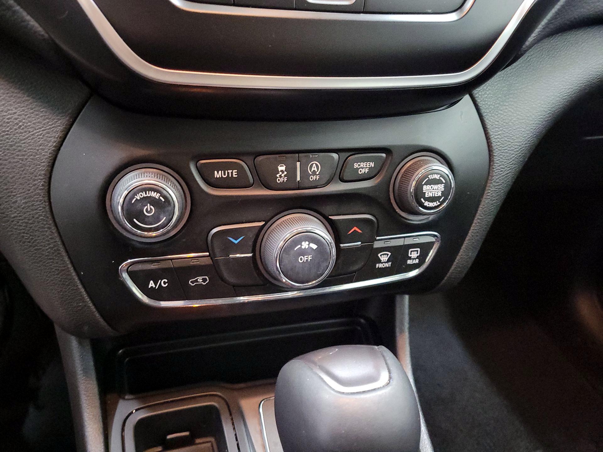 Thumbnail: 2019 Jeep Cherokee - 16